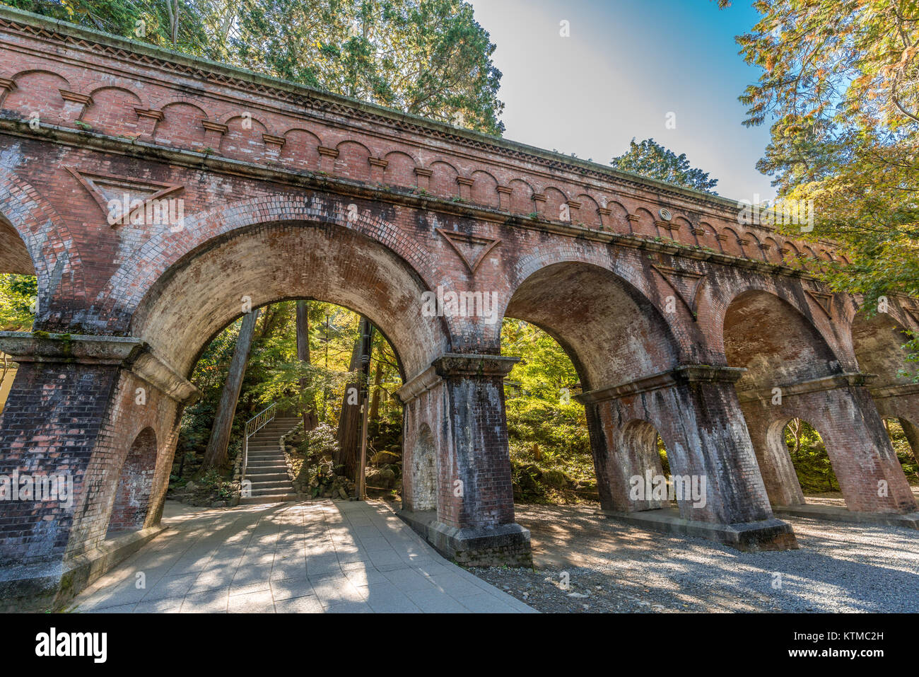 Biwako Sosui canal per via navigabile come passa lungo Nanzen-ji. Costruito nel 1890 tra il Lago Biwa e Kyoto City. Si corre a Keage a Higashiyama ward Foto Stock