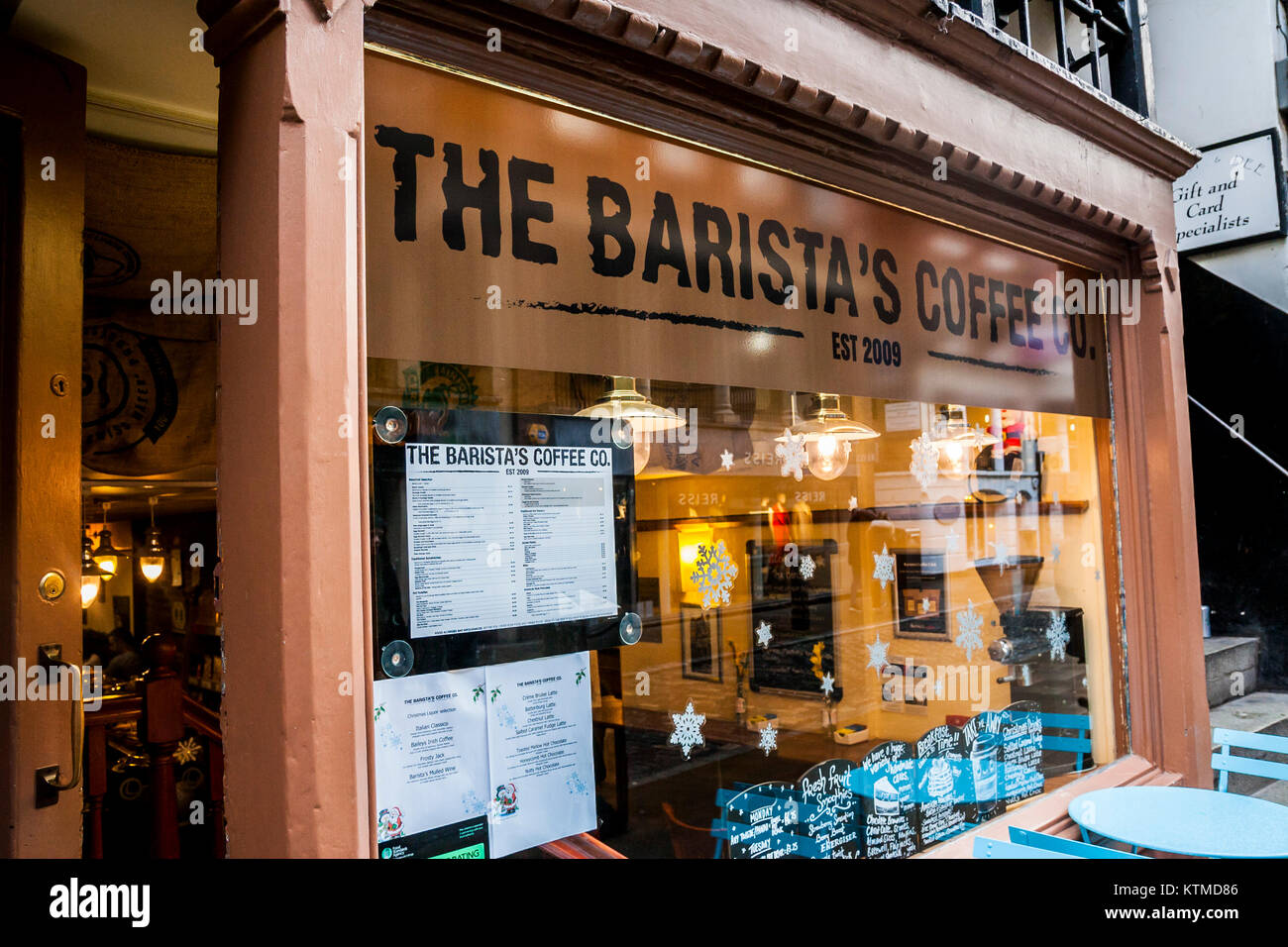 Il barista del caffè co, indipendente coffee shop Foto Stock