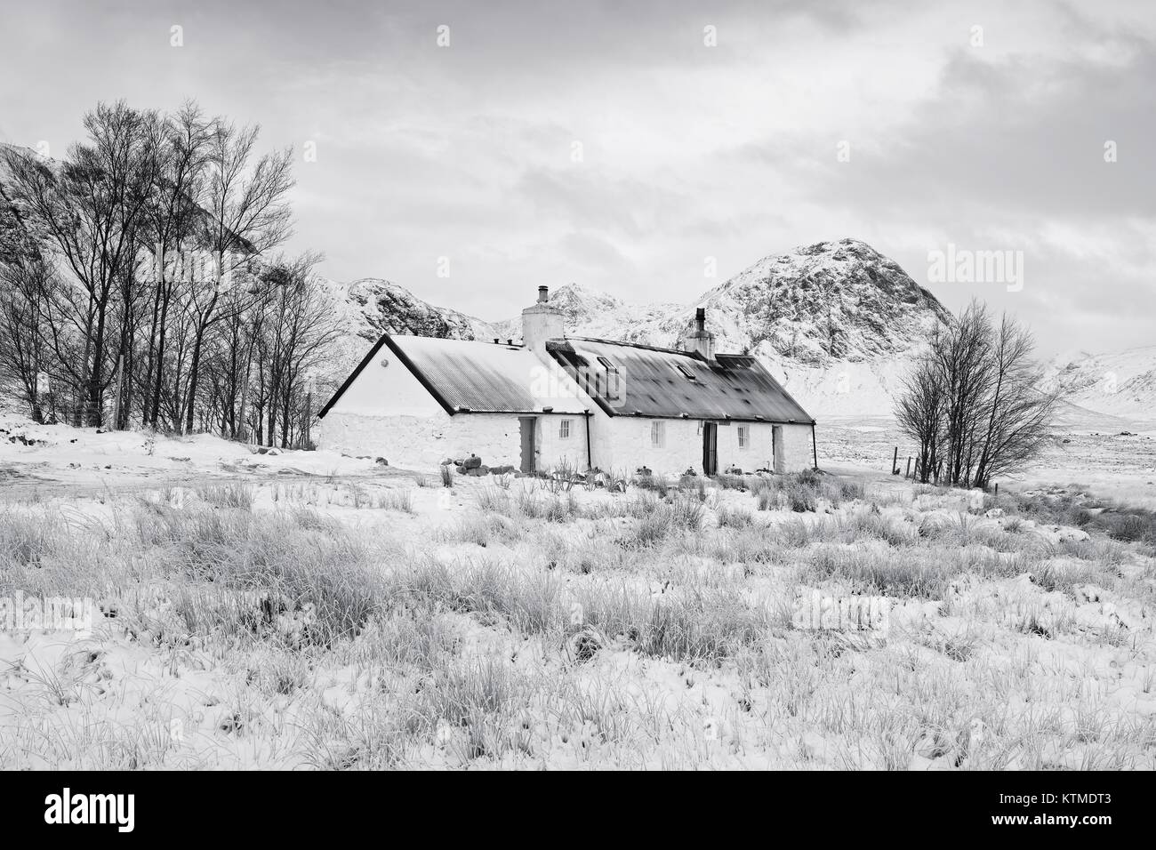 Glencoe presso il famoso Black Rock Cottage in testa al Glen. L'immagine è stata presa su un inverni nevosi mattina Foto Stock