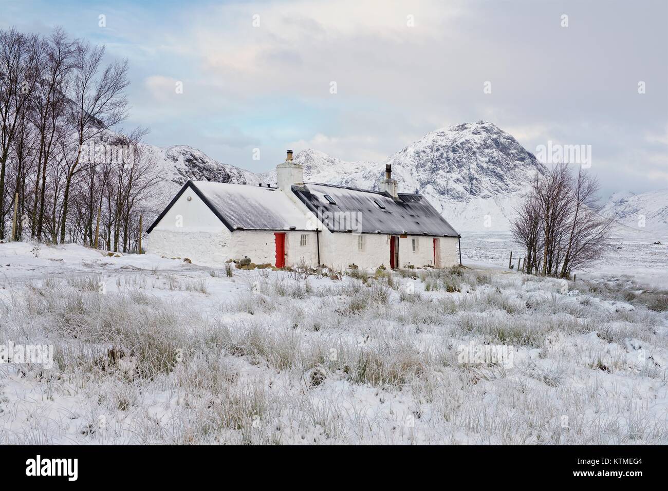 Glencoe presso il famoso Black Rock Cottage in testa al Glen. L'immagine è stata presa su un inverni nevosi mattina Foto Stock