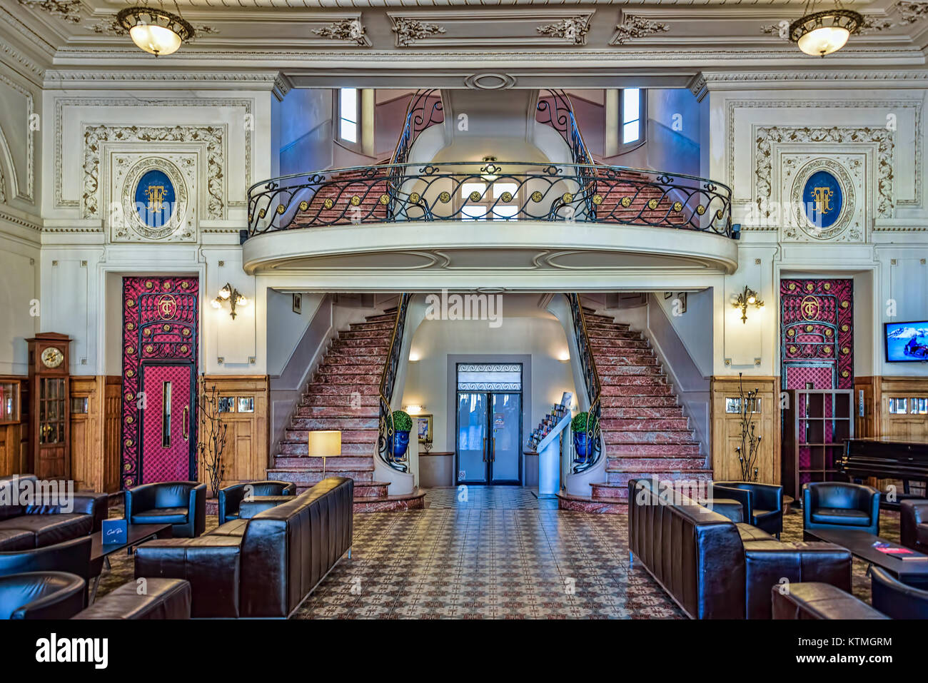 Avvolgimento scale che conducono ad un balcone in un hotel in stile art deco lobby Foto Stock