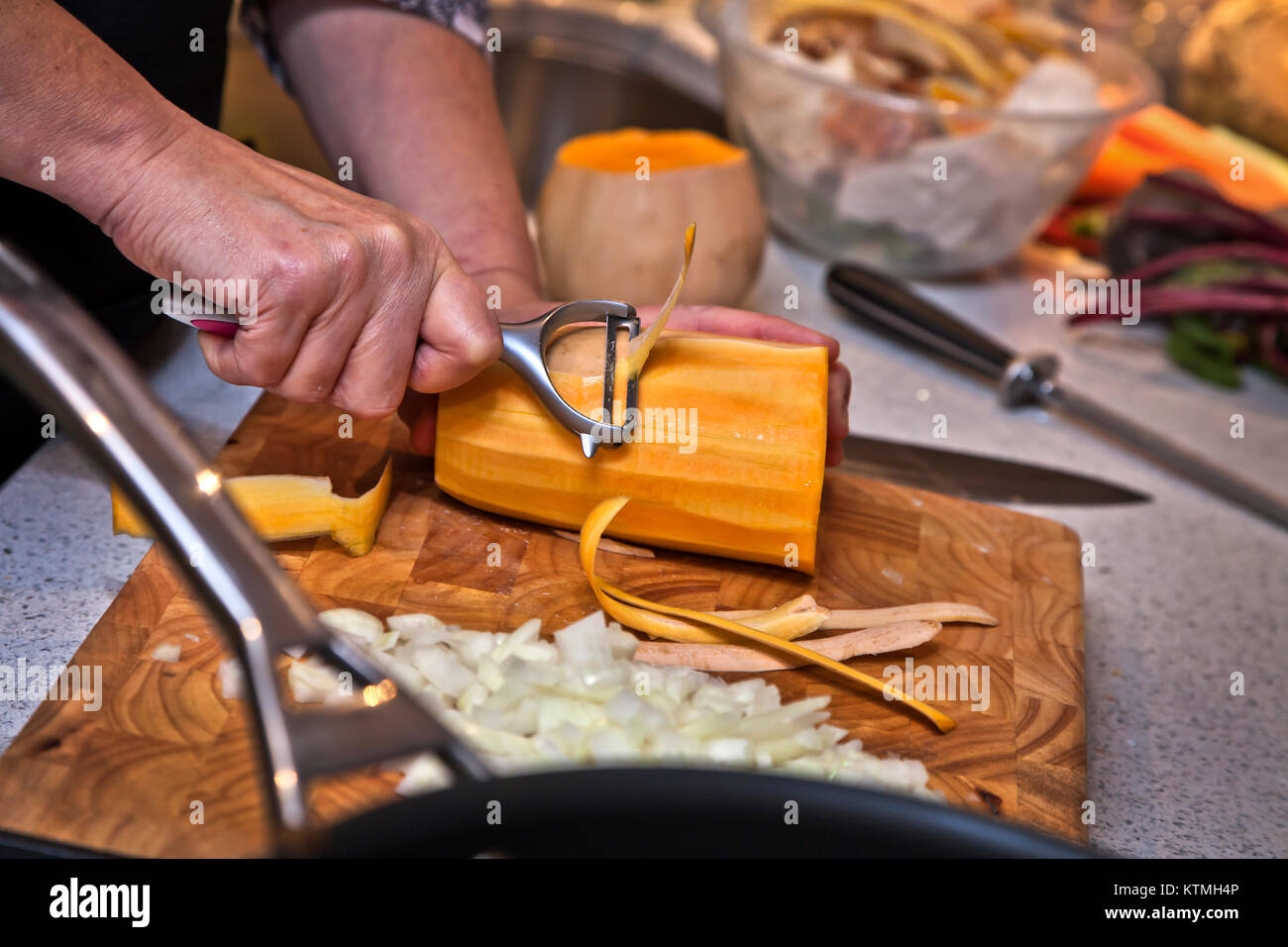 La zucca preparazione zuppa Foto Stock