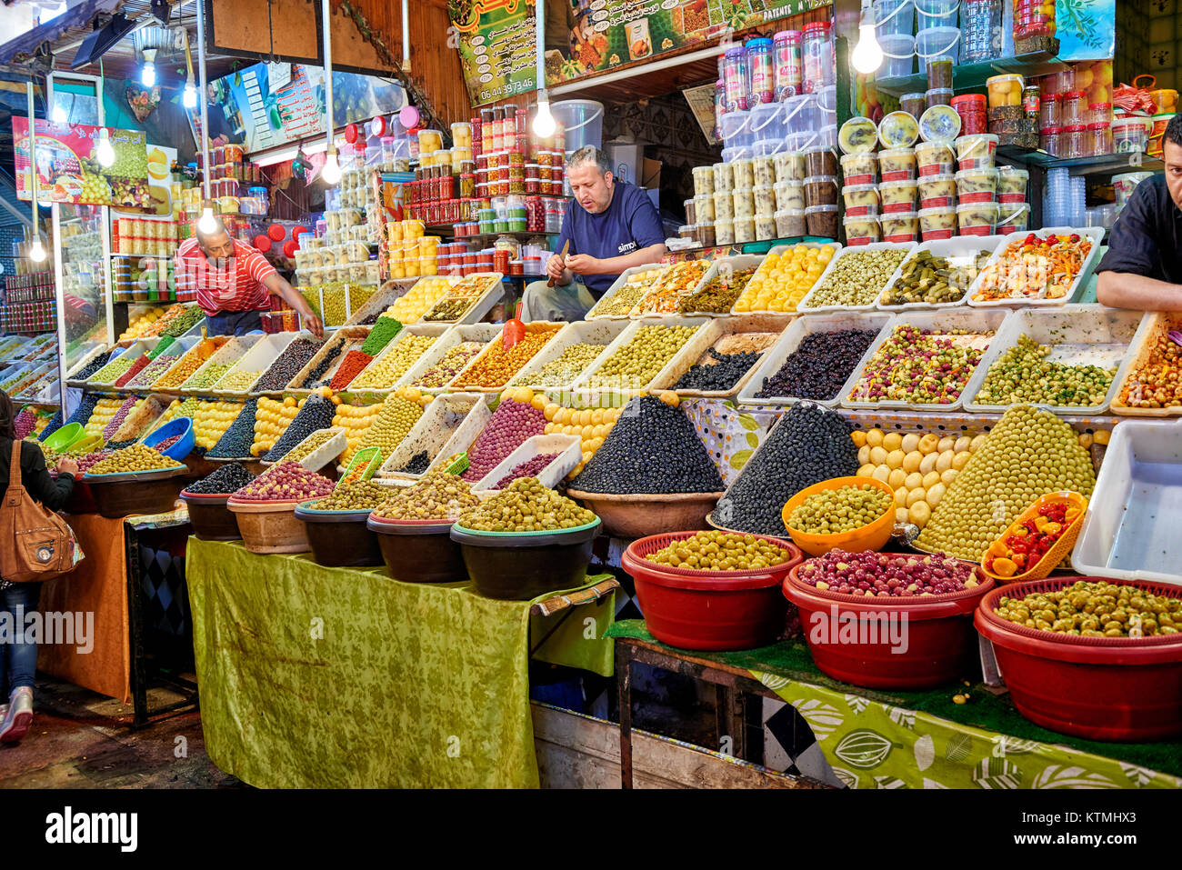 Le olive sul mercato alimentare di Meknes, Marocco, Africa Foto Stock