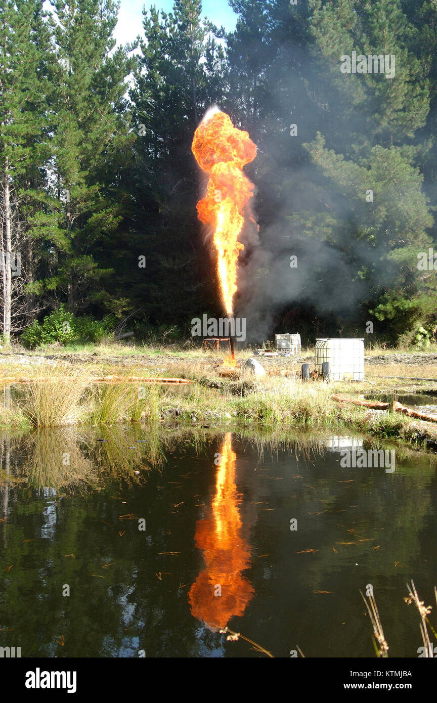 Flare bruciando il gas e il petrolio a Niagara 1 olio ben, nella costa occidentale dell'Isola del Sud, Nuova Zelanda Foto Stock