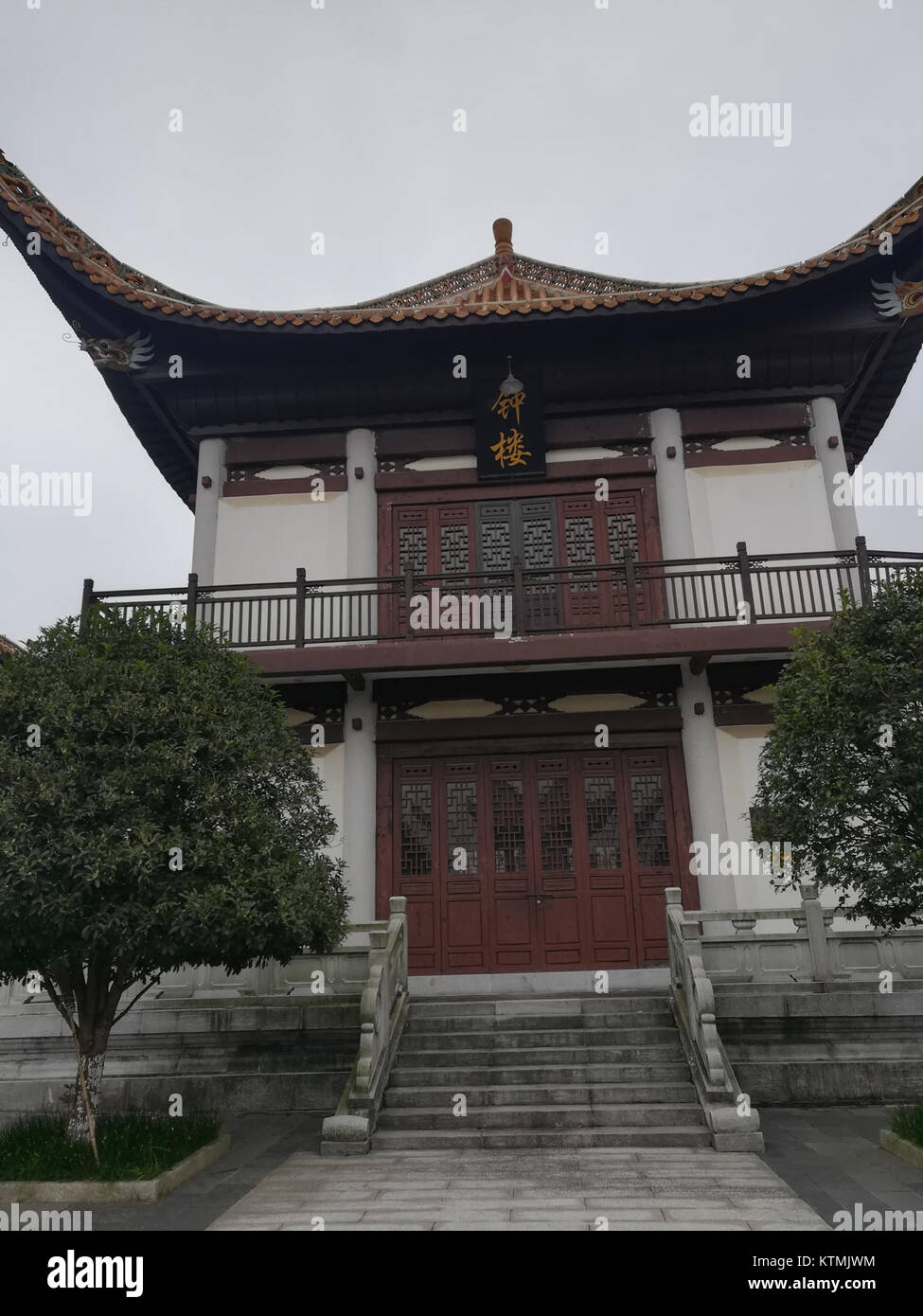 La torre campanaria del tempio Miyin è una struttura iconica all'interno del complesso del tempio, nota per il suo significato architettonico e l'importanza culturale. La torre ospita una grande campana che viene utilizzata per scopi cerimoniali e ha rilevanza storica nella storia del tempio. Foto Stock