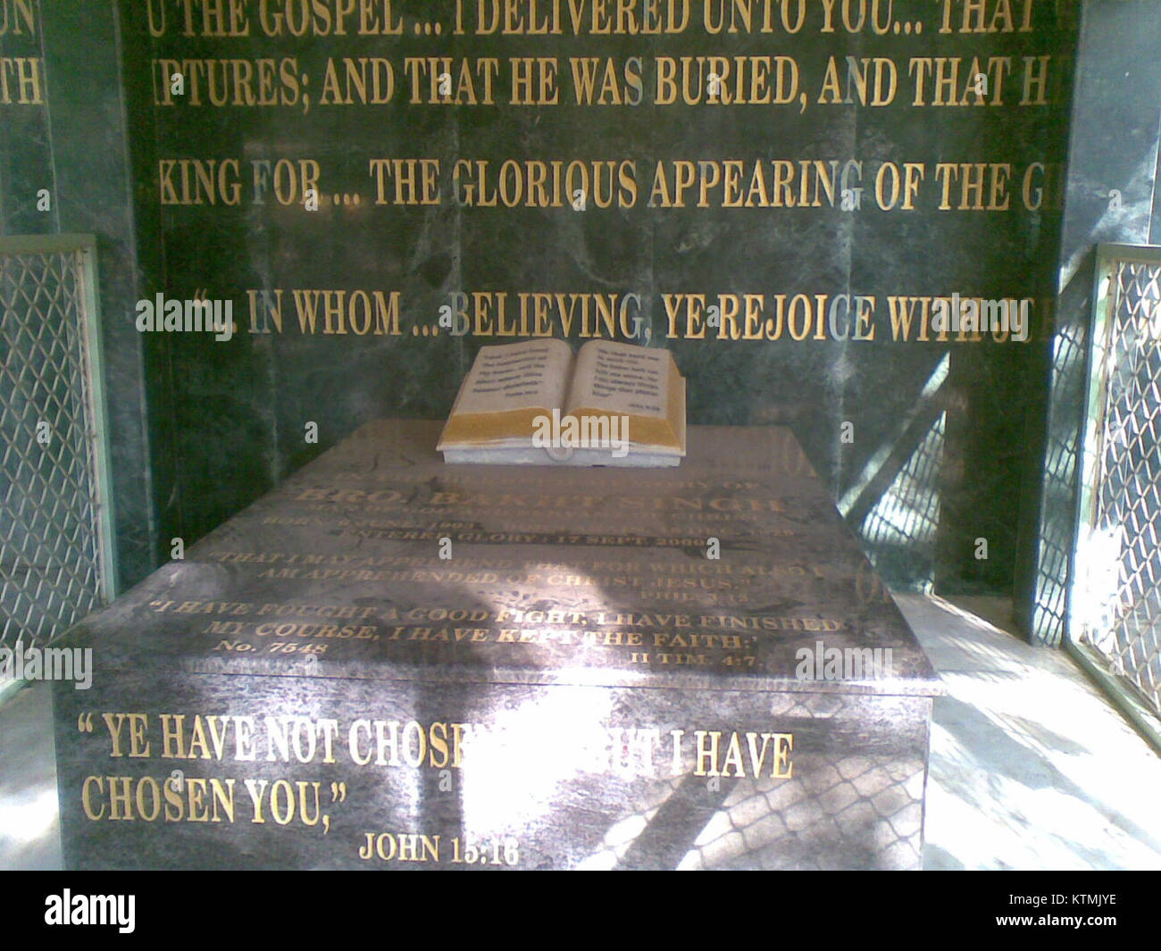 Bakht Singh era un influente leader cristiano indiano ed evangelista. Noto per la sua profonda fede e il suo impegno nella diffusione del cristianesimo, fondò diverse chiese e organizzazioni cristiane, giocando un ruolo chiave nello sviluppo spirituale delle comunità in India. La sua eredità include i suoi insegnamenti e il lavoro di sensibilizzazione che continuano a ispirare i credenti. Foto Stock Bakht Singh era un influente leader cristiano indiano ed evangelista. Noto per la sua profonda fede e il suo impegno nella diffusione del cristianesimo, fondò diverse chiese e organizzazioni cristiane, giocando un ruolo chiave nello sviluppo spirituale delle comunità in India. La sua eredità include i suoi insegnamenti e il lavoro di sensibilizzazione che continuano a ispirare i credenti. Foto Stock