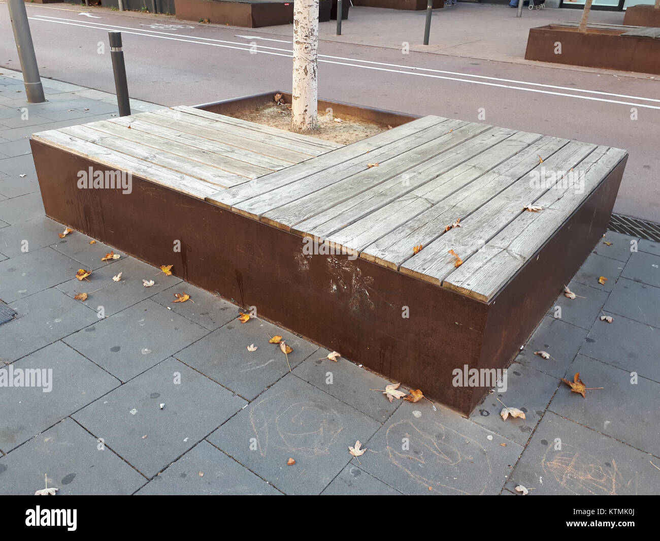 La seduta ad albero di Barcellona, progettata nel 2017, offre valore sia estetico che funzionale. Funge da area salotto pubblica integrata con il verde circostante in un parco urbano. Foto Stock