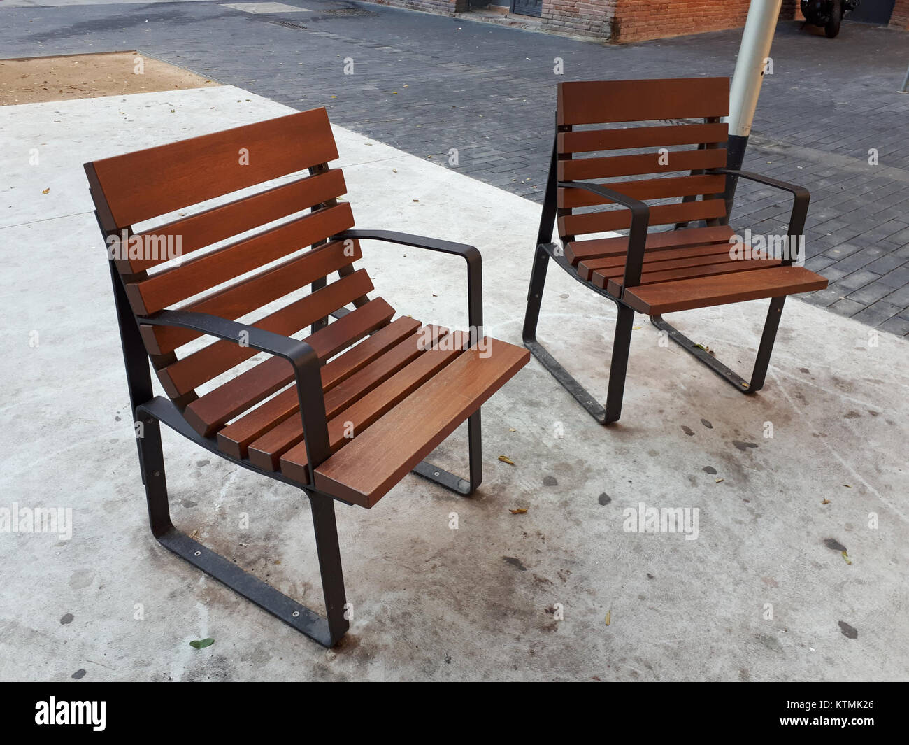 Le "panchine monoposto a Barcellona 2017 A" si riferiscono alle immagini o ai disegni delle panchine monoposto di Barcellona, create o fotografate nel 2017. Non sono forniti dettagli specifici sui banchi. Foto Stock