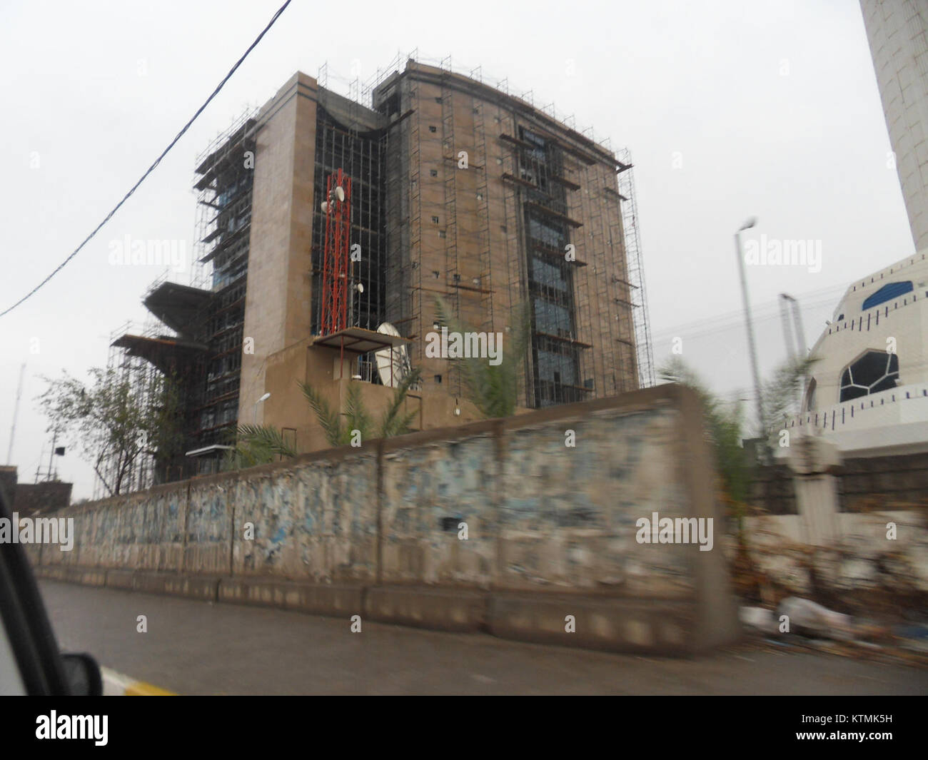 Il Baghdad Tower Center è un moderno complesso commerciale e di intrattenimento a Baghdad, Iraq. La torre presenta un'architettura contemporanea e offre vari servizi, tra cui negozi e ristoranti. Foto Stock