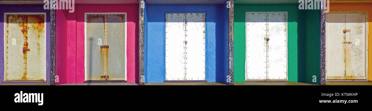 Gli chalet sulla spiaggia di South Cliff, Bexhill, Regno Unito, sono una caratteristica panoramica della costa. Queste strutture tradizionali offrono ai visitatori un luogo dove rilassarsi e godersi la vista costiera. Foto Stock