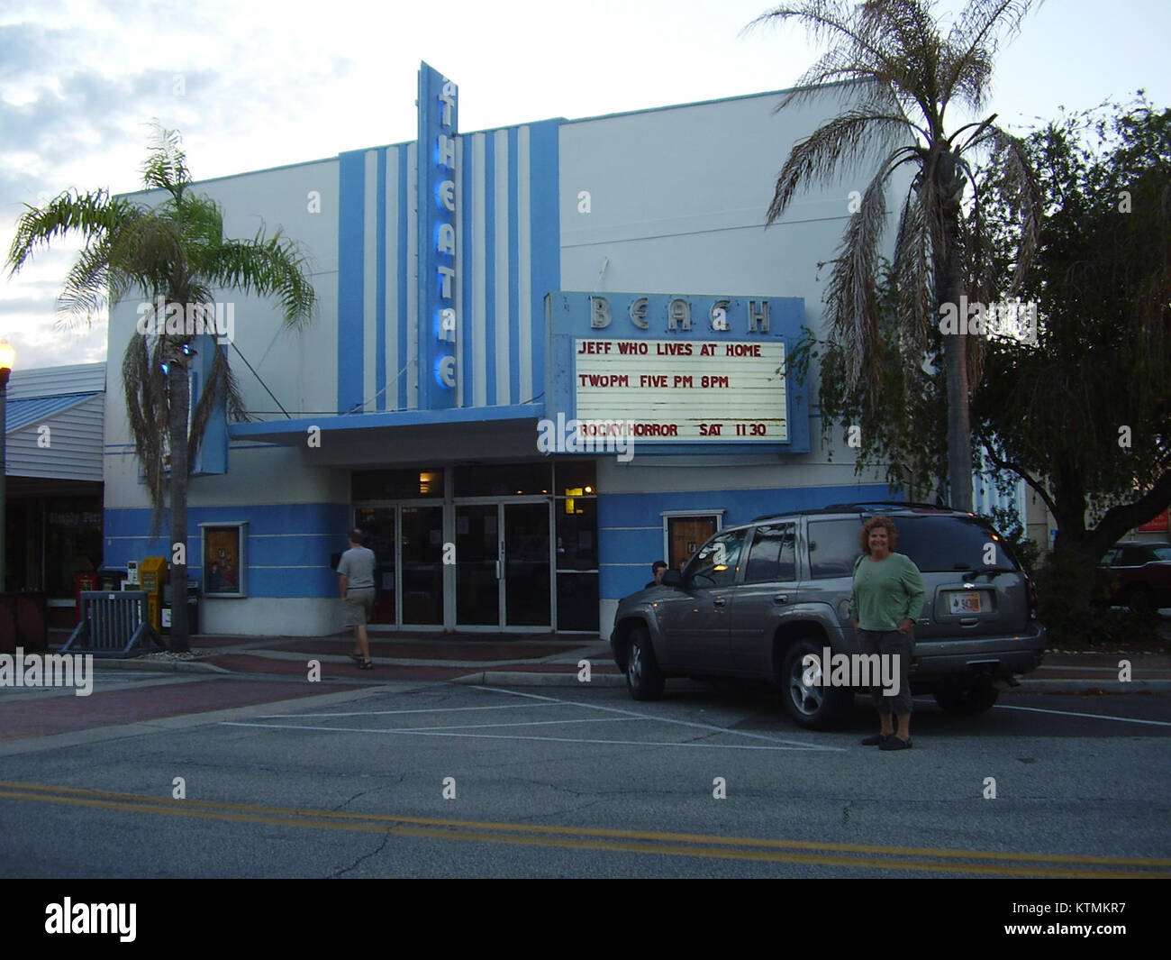 St. Petersburg Beach Theatre è uno storico teatro all'aperto situato sulla spiaggia di St. Pete in Florida. Offre un'esperienza cinematografica unica sul lungomare, combinando il cinema classico con il tranquillo sfondo della costa del Golfo. Foto Stock