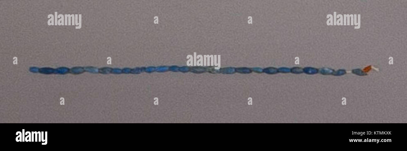 Questa collezione di perle, identificata nella collezione MET, rappresenta manufatti di antiche culture. Queste perle riflettono l'artigianato e il significato culturale dell'epoca. Foto Stock