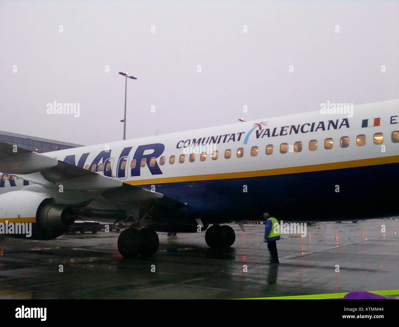 Si tratta di un volo Ryanair che opera dall'aeroporto Charleroi di Bruxelles. Ryanair è una nota compagnia aerea low-cost con sede in Europa, e Charleroi è uno degli aeroporti da cui opera frequentemente. Foto Stock