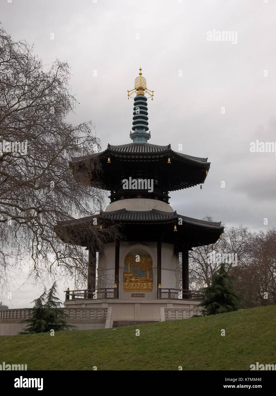Il Battersea Park Peace Pagoda di Londra è una struttura buddista dedicata alla pace nel mondo, che offre un ambiente tranquillo nel cuore della città. Foto Stock