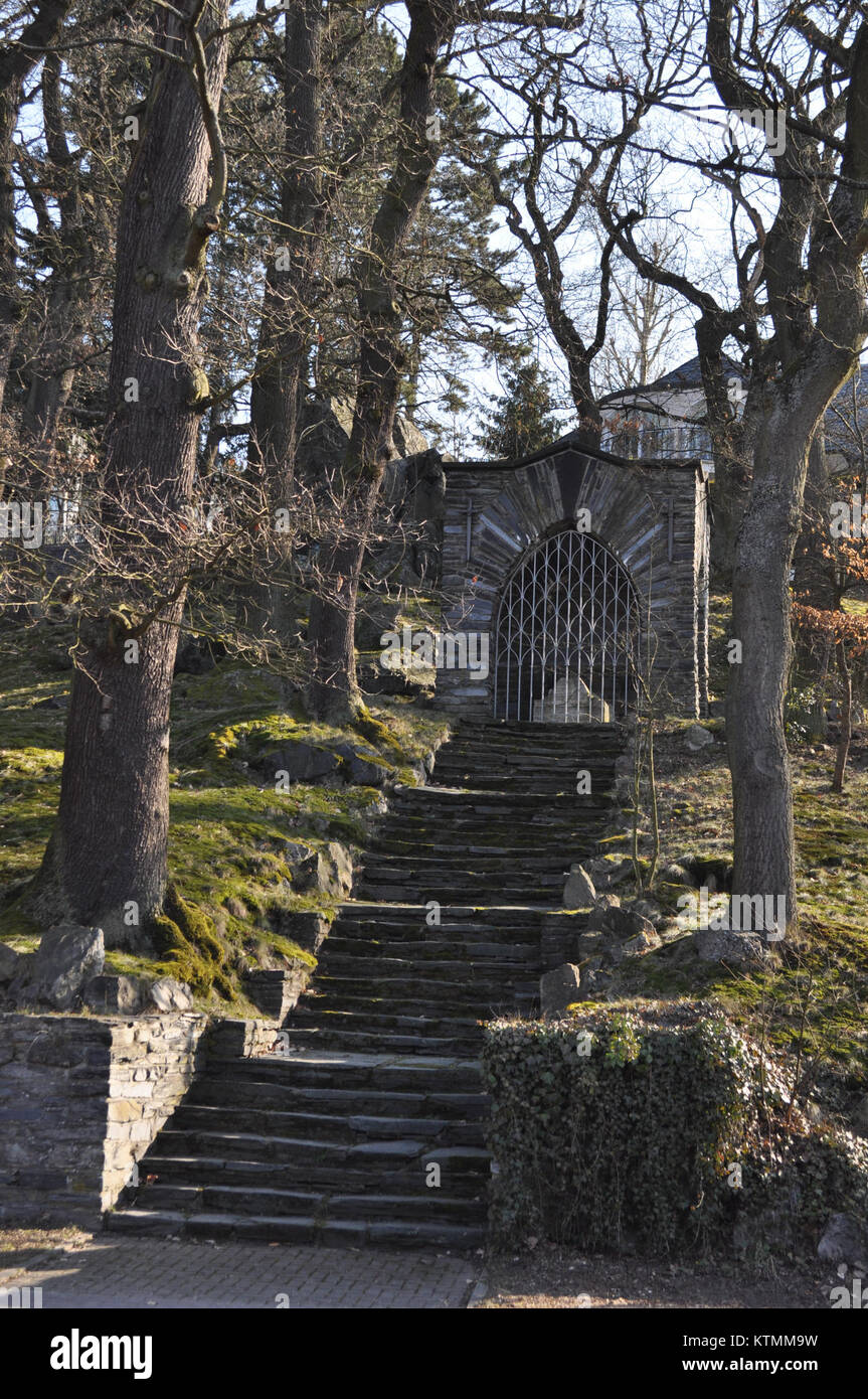 Fotografia del memoriale di guerra Kriegerdenkmal am Rabenstein a Bad Homburg, Germania, che mostra il monumento e i suoi dintorni. Foto Stock