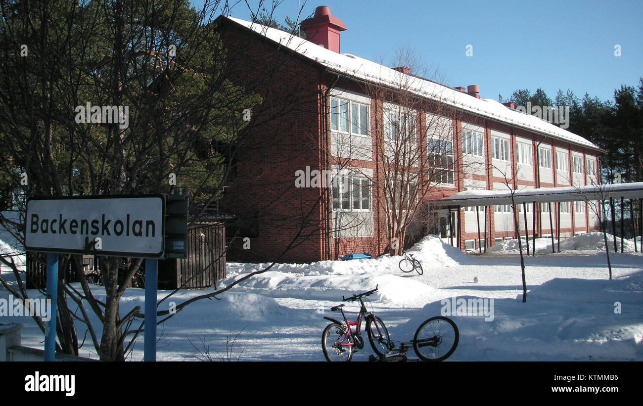 Backenskolan è una scuola situata a UmeÃ¥, Svezia. È un istituto educativo che offre vari programmi per studenti di diverse età e livelli educativi, contribuendo allo sviluppo accademico di communityÂ locali. Foto Stock