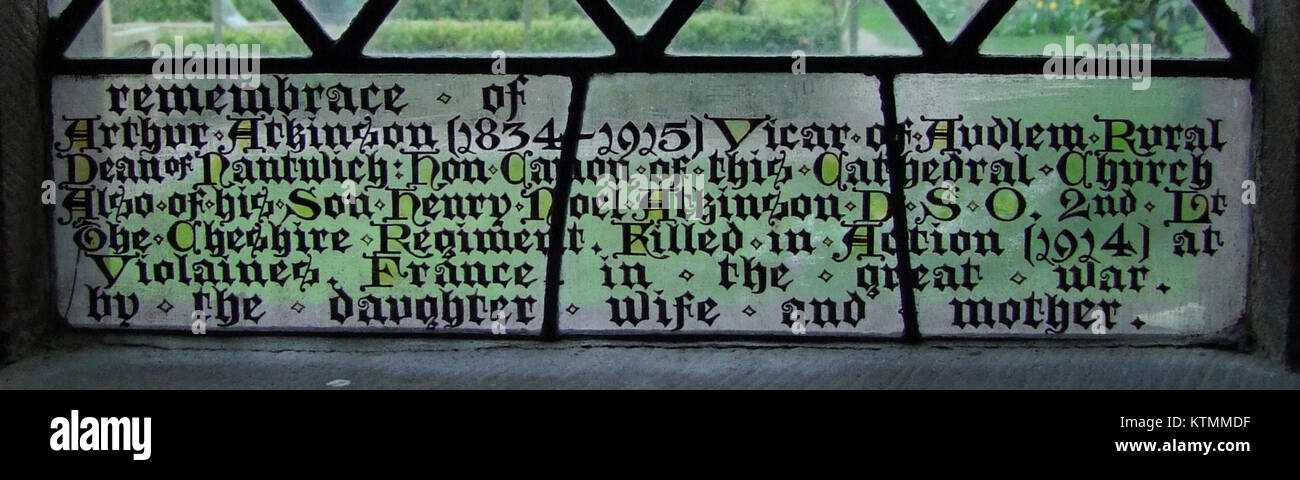 La finestra Atkinson Memorial nella Cattedrale di Chester è un'opera d'arte in vetro colorato dedicata alla memoria di Atkinson, una figura significativa nella storia del cathedralâ. È un esempio di arte storica della chiesa in una struttura religiosa prominente. Foto Stock
