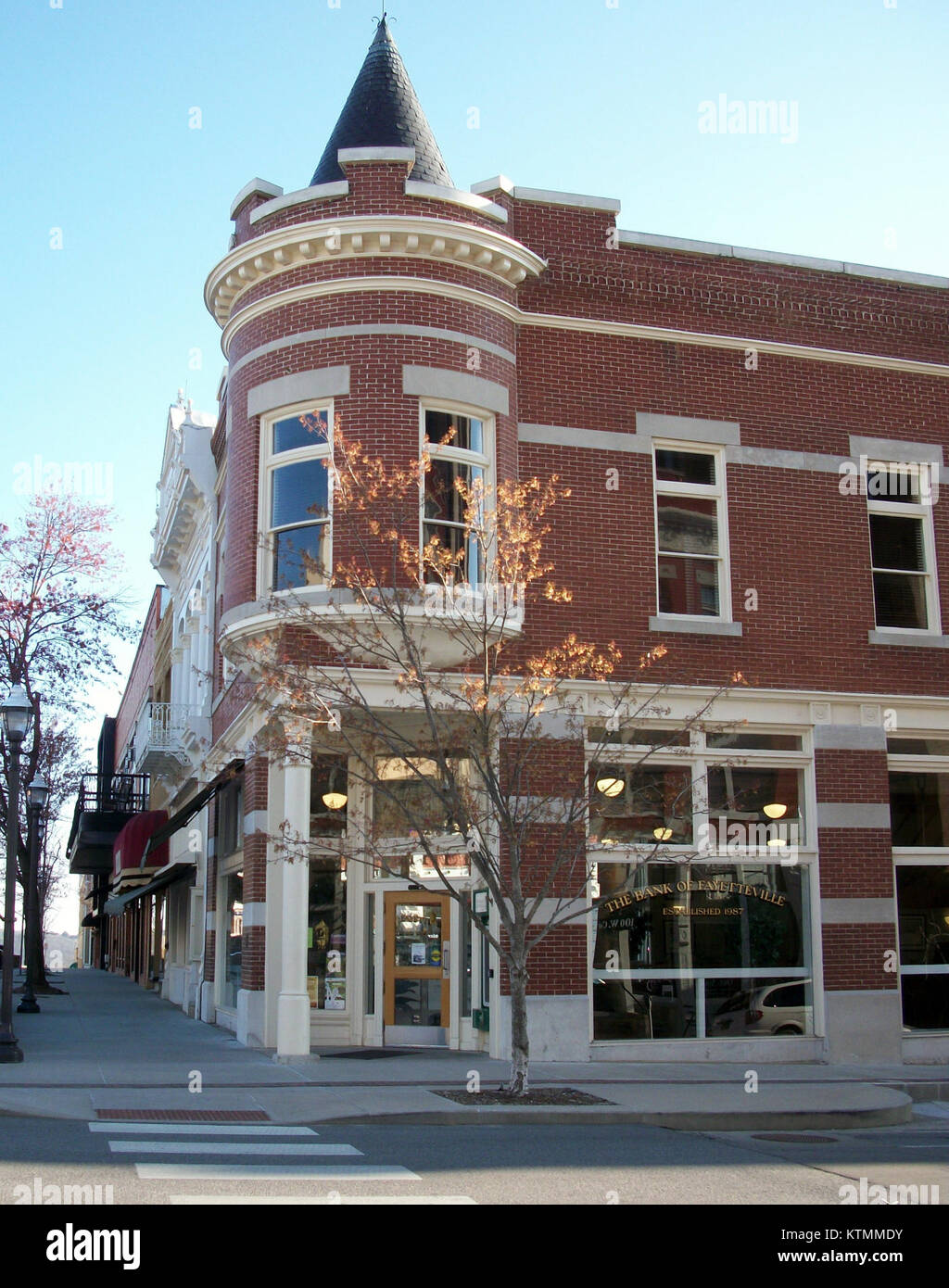 La Bank of Fayetteville è un istituto finanziario con sede a Fayetteville, specializzato nella fornitura di servizi bancari e soluzioni finanziarie. Svolge un ruolo chiave nell'economia e nella comunità locale offrendo prodotti e servizi bancari essenziali. Foto Stock