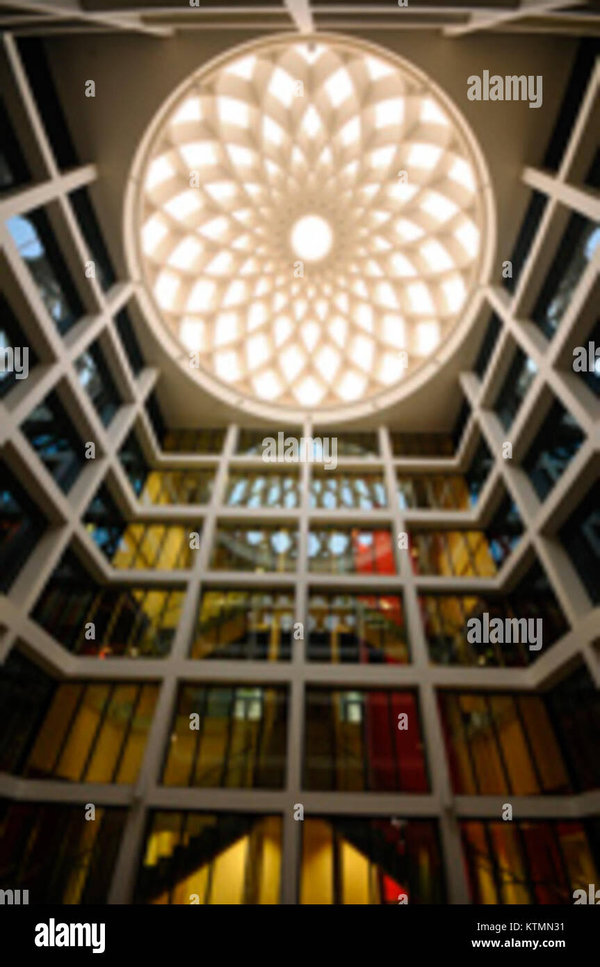 Gli interni della AUS Business School presentano un design architettonico moderno, creando un ambiente per l'istruzione superiore e lo sviluppo professionale. Riflette l'impegno dell'istituzione a fornire uno spazio di apprendimento favorevole. Foto Stock