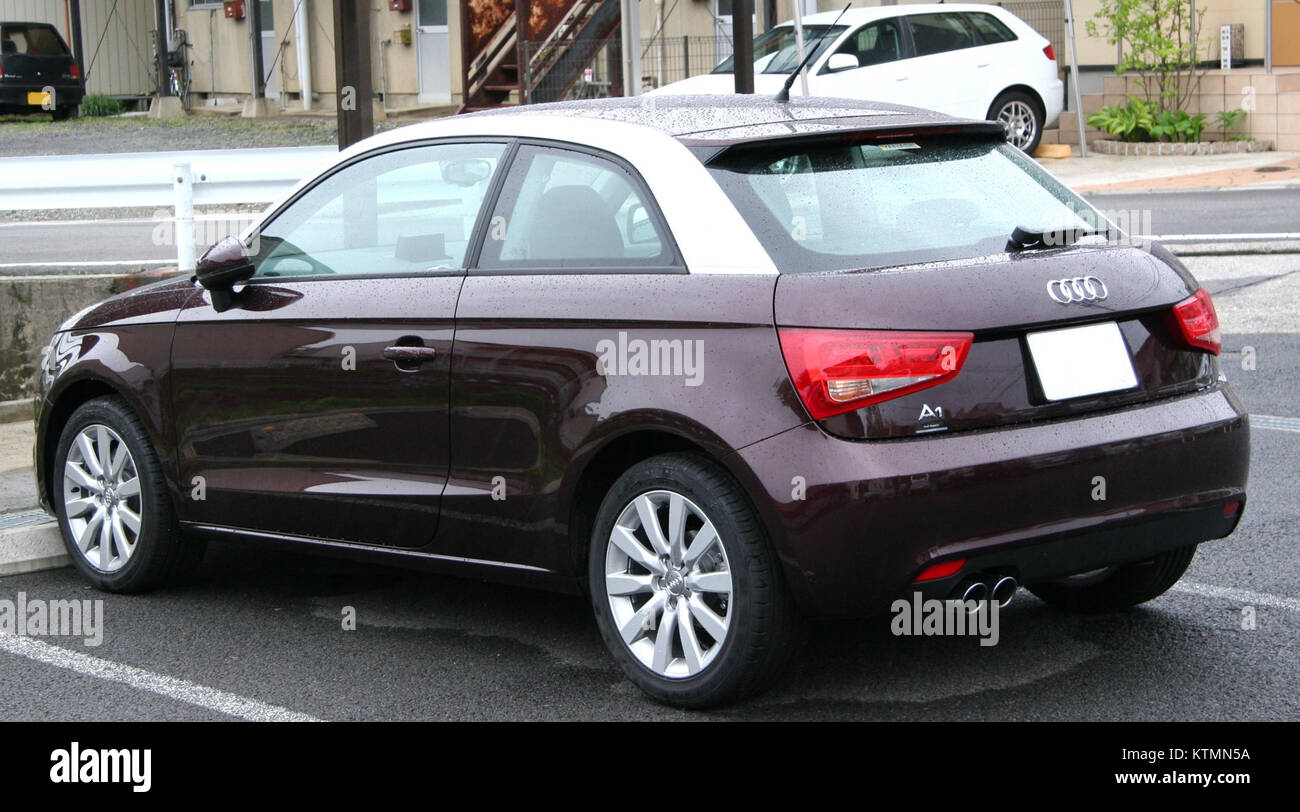 L'Audi A1, nota per il suo design compatto e le sue prestazioni, è rappresentata da questa immagine dal retro, mettendo in risalto le sue linee eleganti e lo stile moderno che la rendono una scelta popolare negli ambienti urbani. Foto Stock