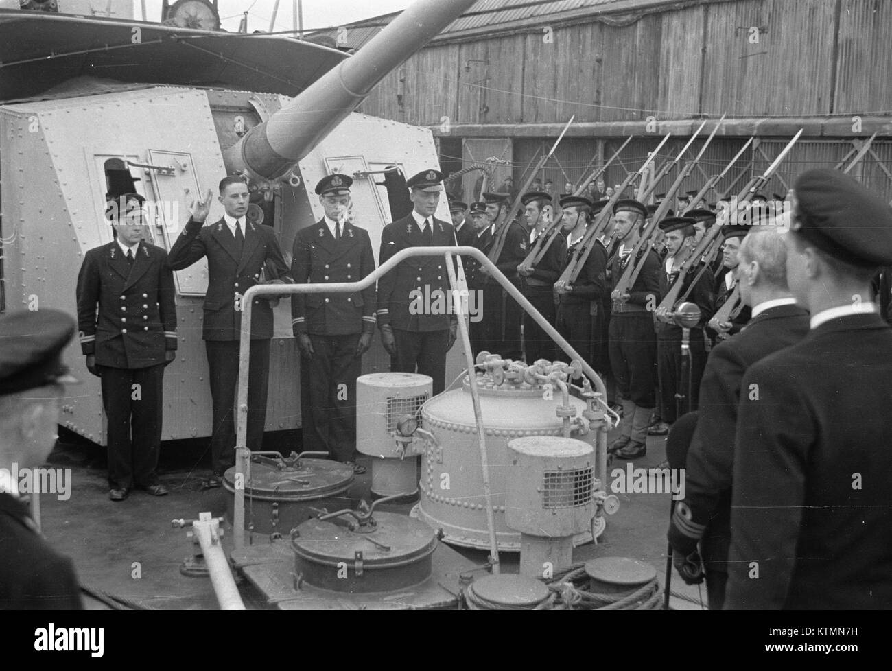 Questa immagine raffigura una cerimonia per la messa in servizio di un ufficiale della H.M. Evertsen, una nave navale. Si tratta di un momento importante nella tradizione militare, che mette in mostra i ranghi e le cerimonie navali. Foto Stock