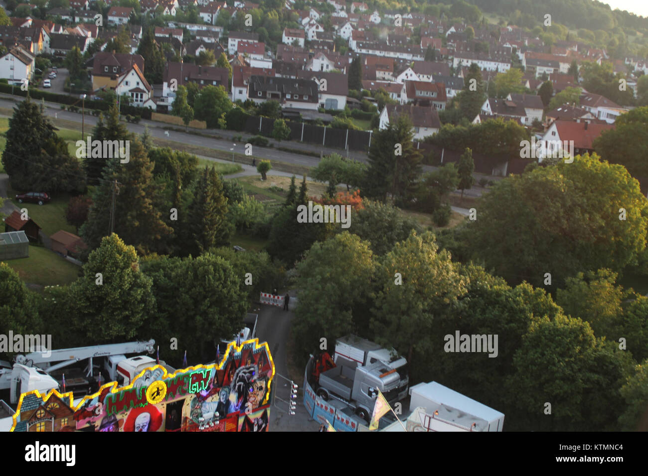 Questa immagine cattura una vista della ruota panoramica (Riesenrad) durante il festival Maientag a NÃ¼rtingen, in Germania, nel 2011, offrendo uno sguardo sulla cultura locale del festival. Foto Stock