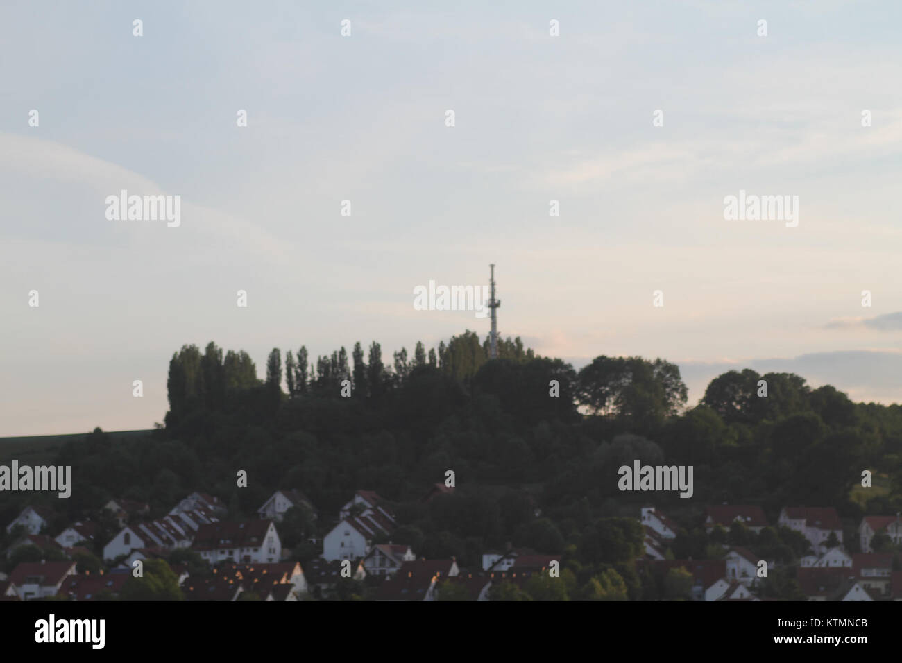 Questa immagine del Maientag di Nürtingen, Germania, mostra la vista della ruota panoramica gigante (Riesenrad), un'attrazione centrale durante l'evento. Il Maientag è un festival che si celebra ogni anno nella regione con varie attività culturali. Foto Stock
