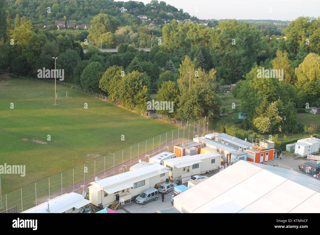 Un'immagine che cattura la vista dalla Riesenrad (ruota panoramica) durante il Maientag (Festival del giorno di maggio) a Nürtingen, in Germania, nel 2011, mostrando i festeggiamenti dell'evento e il paesaggio della città. Foto Stock