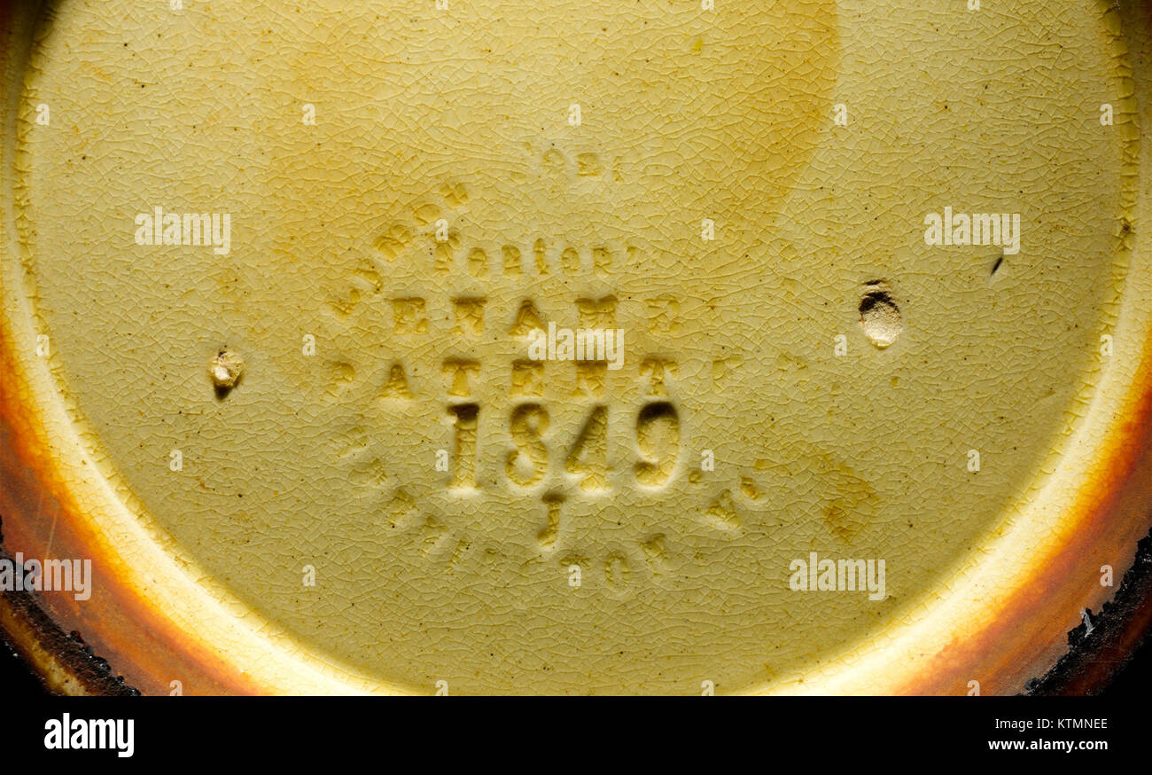 Il Basin MET DP252561 è probabilmente un'opera d'arte o un oggetto storico ospitato al Metropolitan Museum of Art (MET). Fa parte di una collezione di pezzi significativi negli archivi del museo. Foto Stock