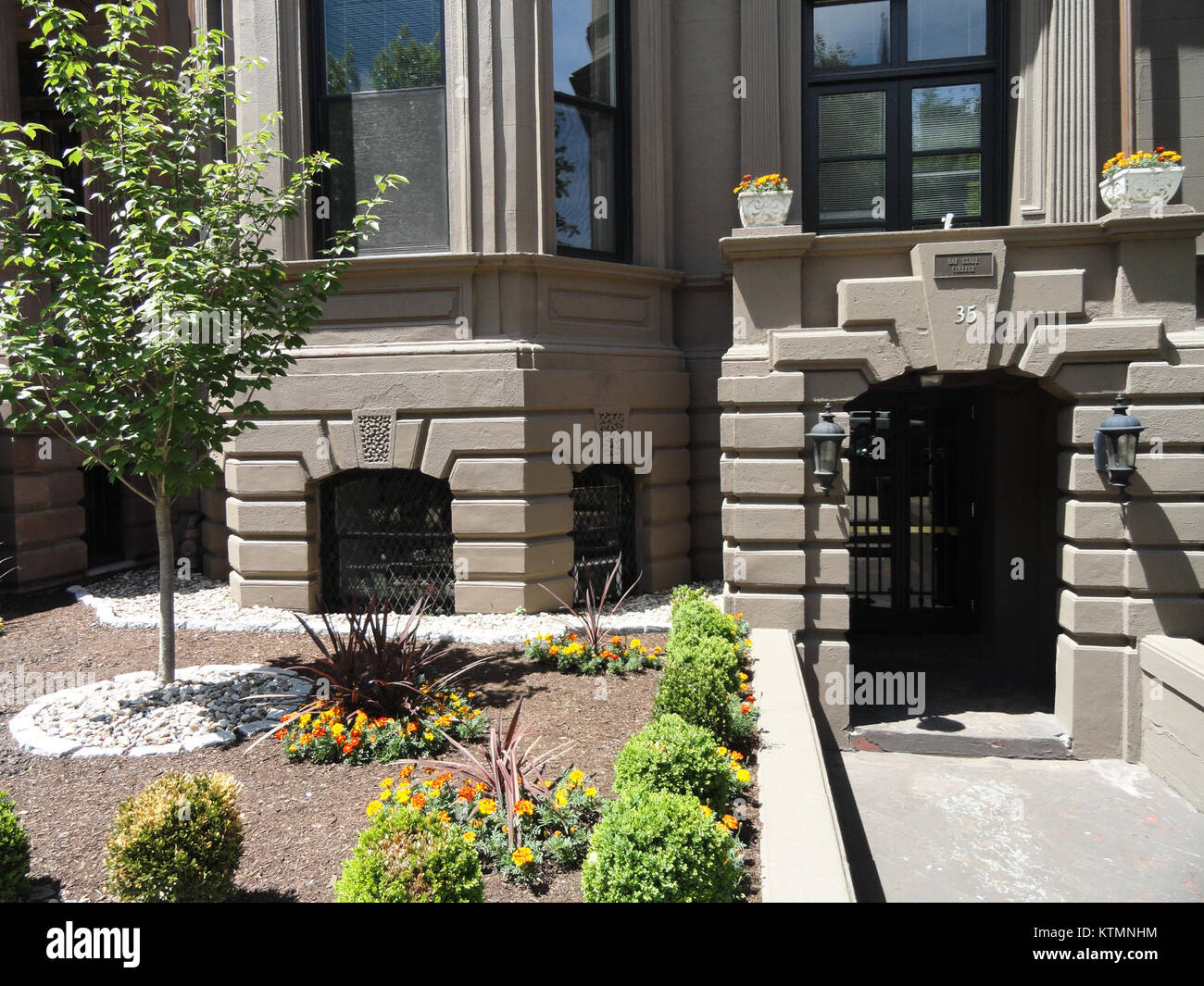 Il Bay State College, situato al 35 di Newbury St a Boston, Massachusetts, è un'istituzione privata che offre una varietà di corsi di laurea. È noto per la sua attenzione alla formazione orientata alla carriera in una posizione urbana centrale, offrendo agli studenti l'accesso a una vasta gamma di opportunità professionali. Foto Stock