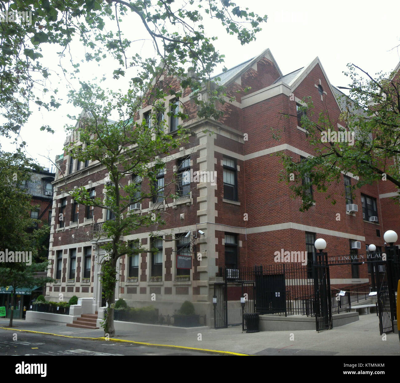 La Berkeley Carroll School, situata al 181 di Lincoln Place, è un'istituzione educativa nota per la sua eccellenza accademica e il coinvolgimento della comunità. Foto Stock