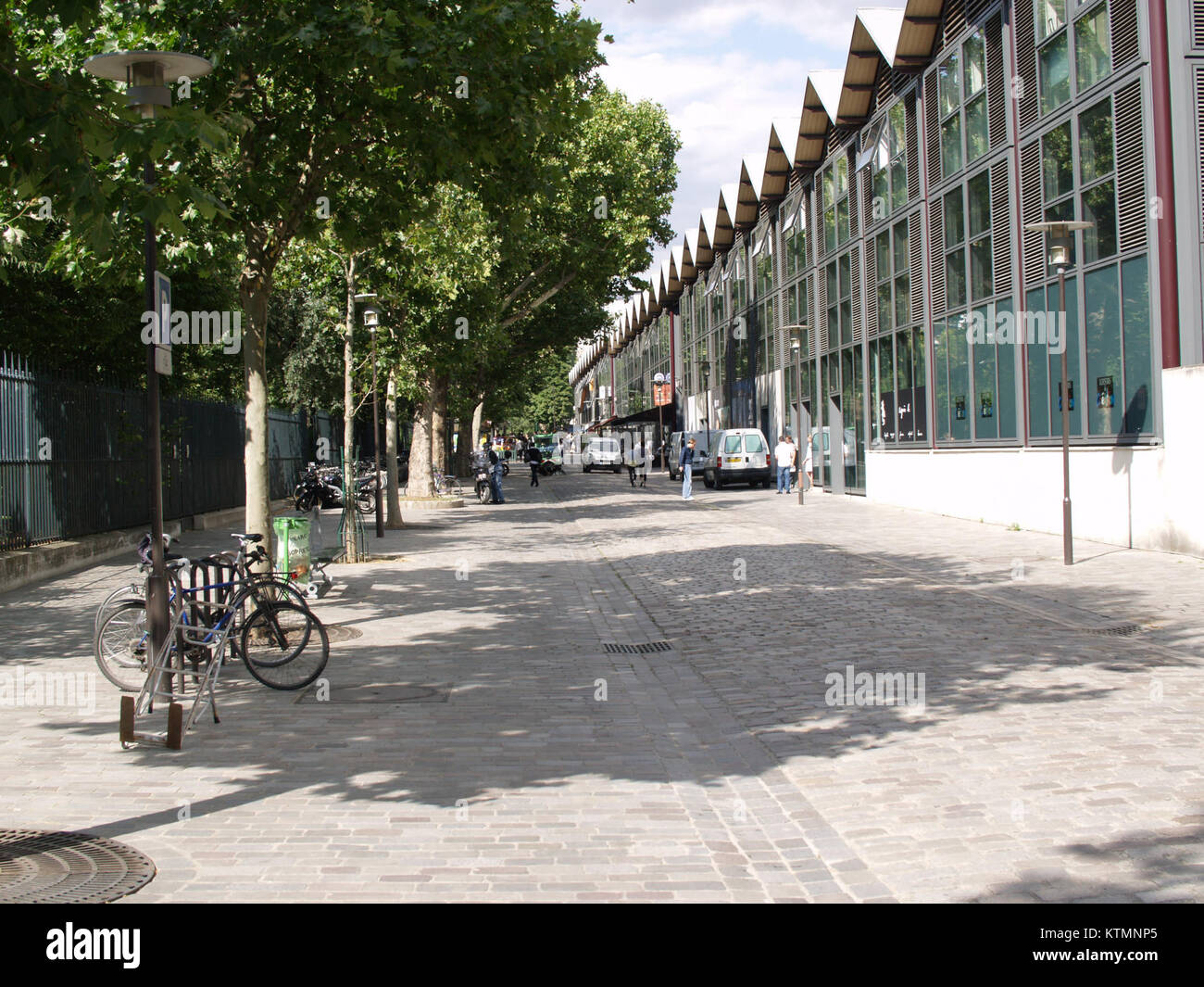 Il Bercy Village, situato a Parigi, in Francia, è un sito storico che è stato trasformato in un centro commerciale e di intrattenimento, che mescola il commercio moderno con l'architettura storica. Foto Stock