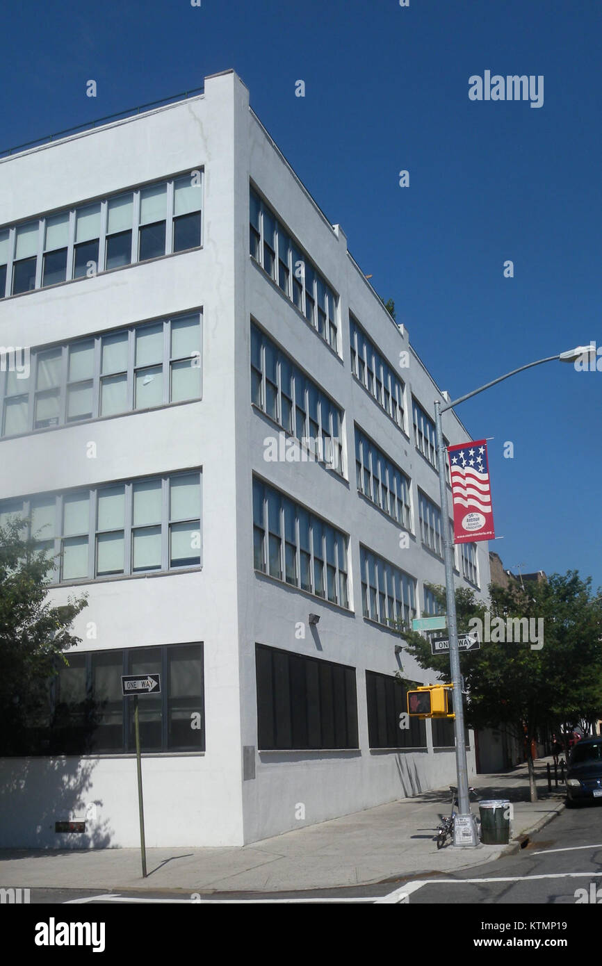 Questa voce si riferisce alla Bachlt School for Global Education situata a 36 Avenue e 35th Street, possibilmente correlata a programmi educativi o a un istituto focalizzato sull'educazione globale. Foto Stock