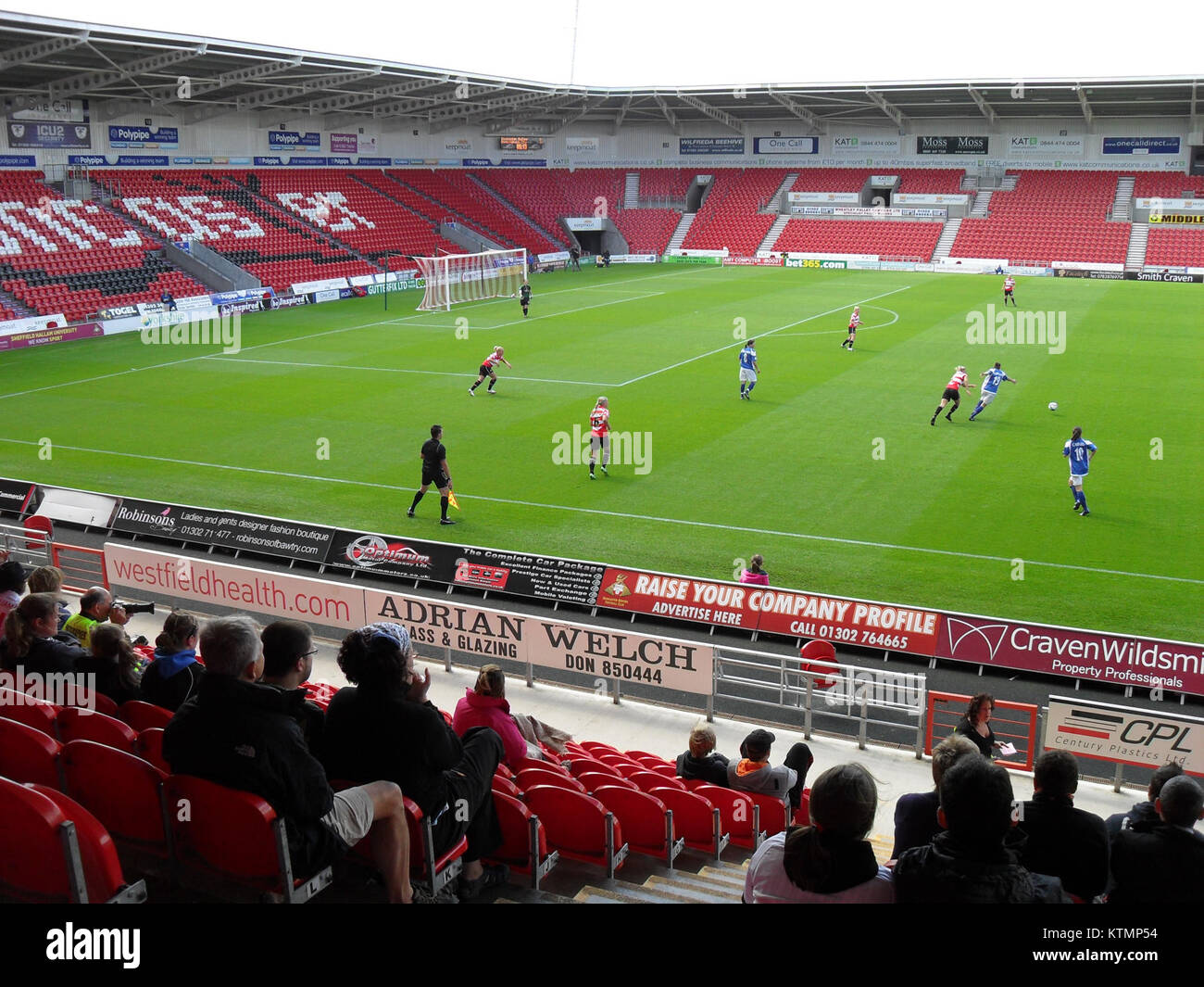 I Belles hanno giocato contro il Birmingham al Keepmoat Stadium il 28 agosto 2011. La partita faceva parte di un evento sportivo competitivo con due squadre importanti nel calcio femminile. Foto Stock
