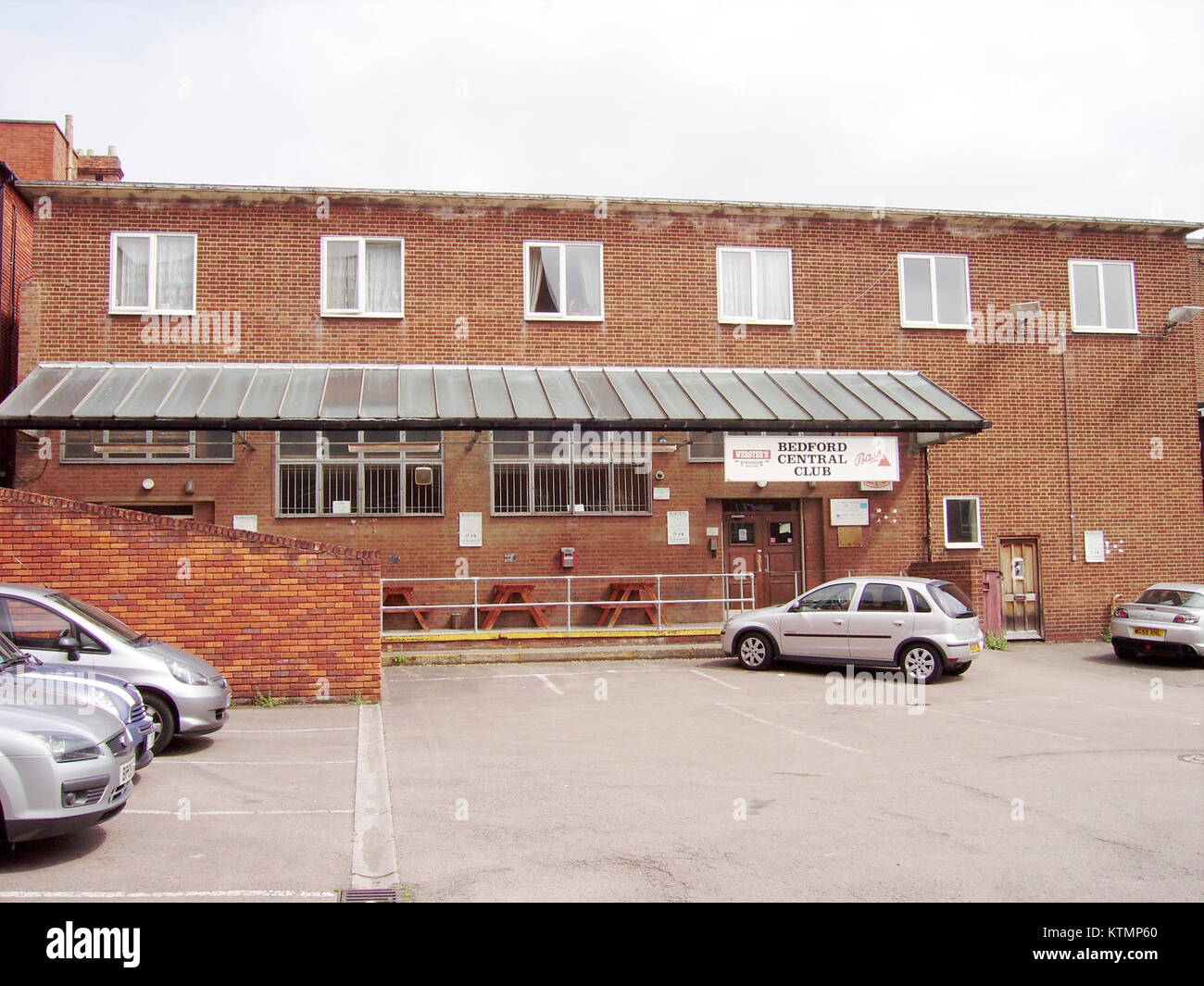 Il Bedford Central Club è un'organizzazione o struttura locale che offre attività sociali, eventi e servizi. Funge da centro centrale per le riunioni locali e il coinvolgimento della comunità a Bedford. Foto Stock