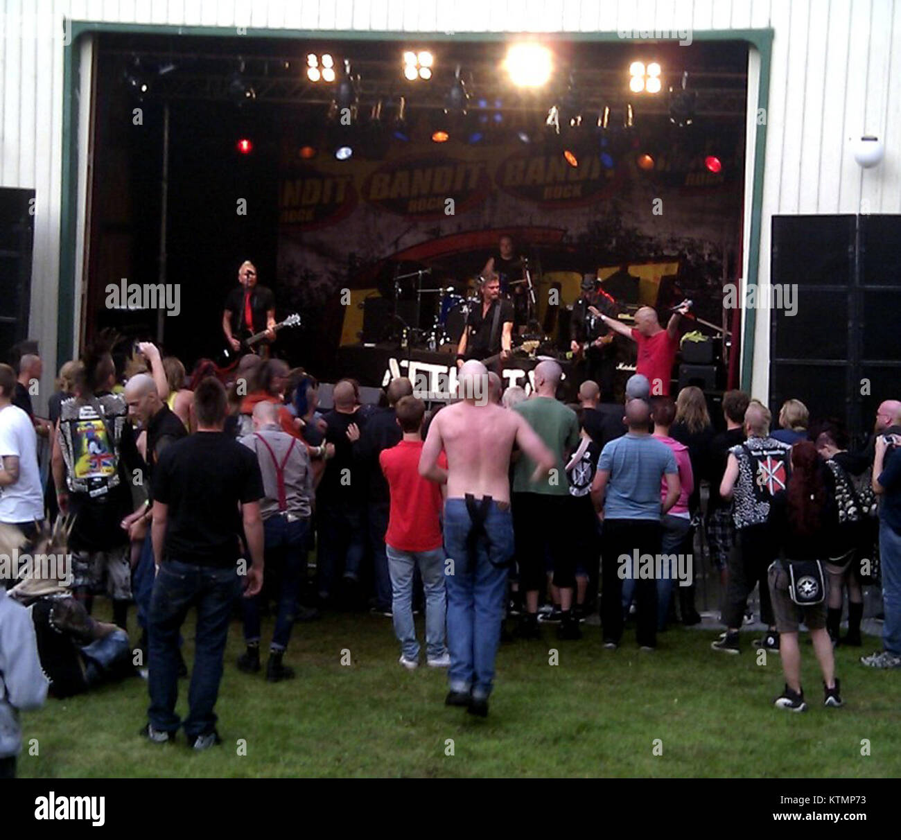 Una scena dell'Attentat Sjoslaget Festival nel 2011, che mostra le sue esibizioni culturali e artistiche, celebrando le tradizioni locali e i temi storici. Foto Stock