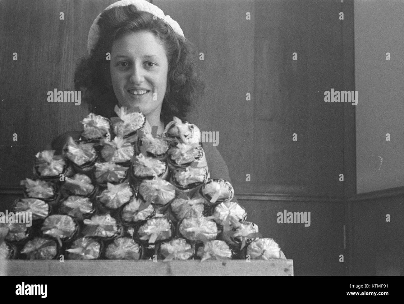 Questa immagine raffigura il tradizionale dolce olandese "beschuit met muisjes", un biscotto servito con sprinkles a Baarn, Paesi Bassi. Il piatto è spesso apprezzato durante le celebrazioni come la nascita di un bambino, simboleggiando la gioia e la tradizione nella cultura olandese. Foto Stock