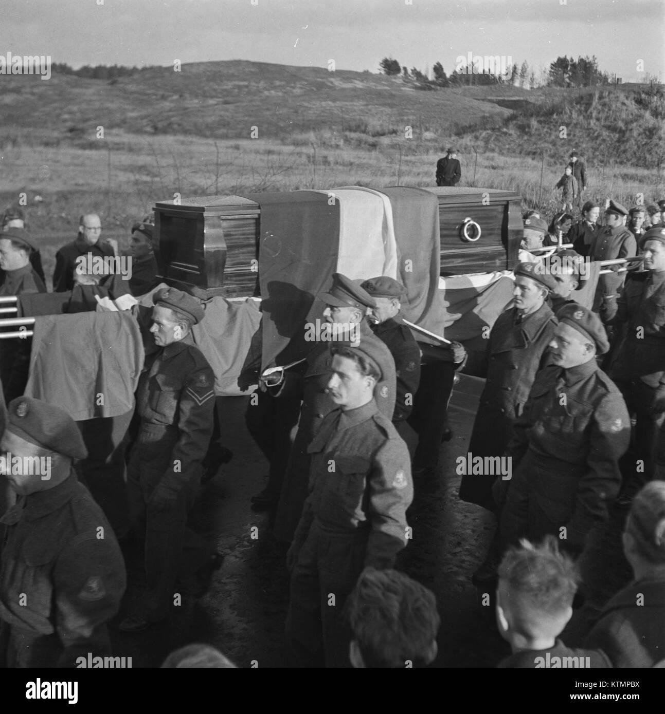 Questa immagine raffigura il funerale di combattenti illegali a Overveen, Paesi Bassi, catturati durante o dopo la seconda guerra mondiale. Riflette i momenti cupi che circondano i movimenti di resistenza in tempo di guerra. Foto Stock