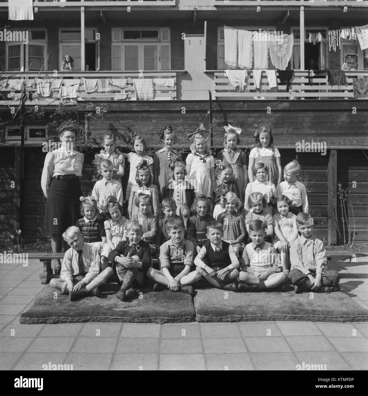 La Bennebroekschool, situata a Bennebroek, nei Paesi Bassi, è un noto istituto educativo. Questa immagine cattura un aspetto significativo della scuola, evidenziandone l'architettura e il ruolo nella comunità locale. Foto Stock