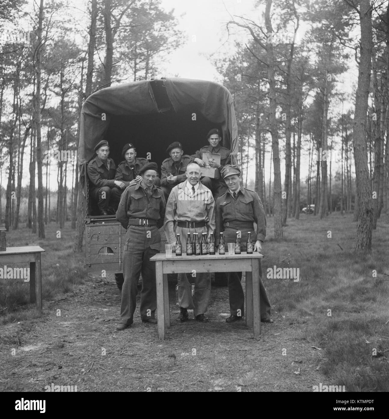 Beediging Pantserdivisie si riferisce alla divisione corazzata olandese, un'importante divisione militare delle forze armate olandesi. L'immagine mostra un momento storico legato alla storia militare della divisione. Foto Stock