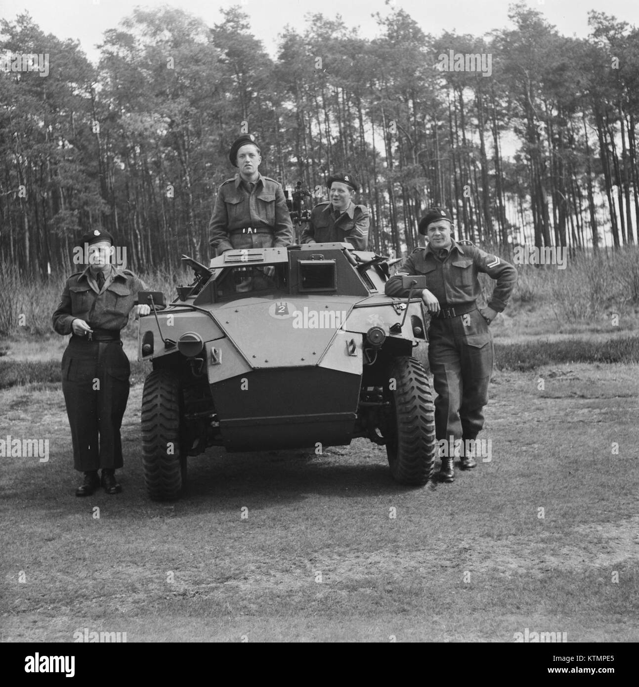 Un'immagine storica intitolata "Beediging pantserdivisie", che mostra una cerimonia militare relativa alla divisione corazzata in un contesto di guerra. Foto Stock