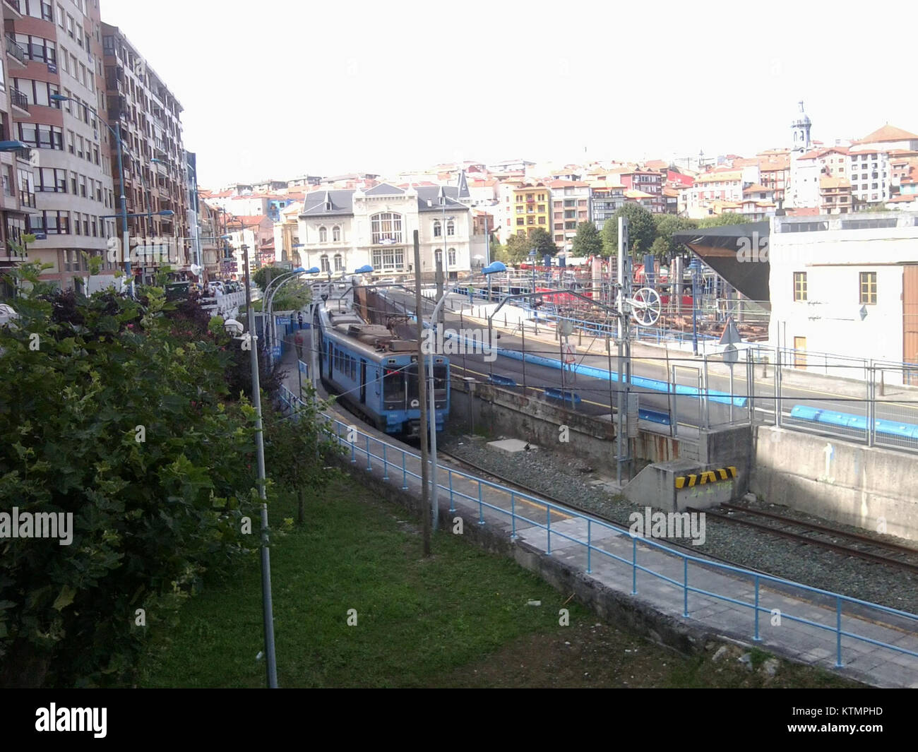 La Bermeoko tren geltokia è una stazione ferroviaria nei Paesi Baschi, in Spagna, nota per la sua posizione e importanza nella rete di trasporto locale. Foto Stock