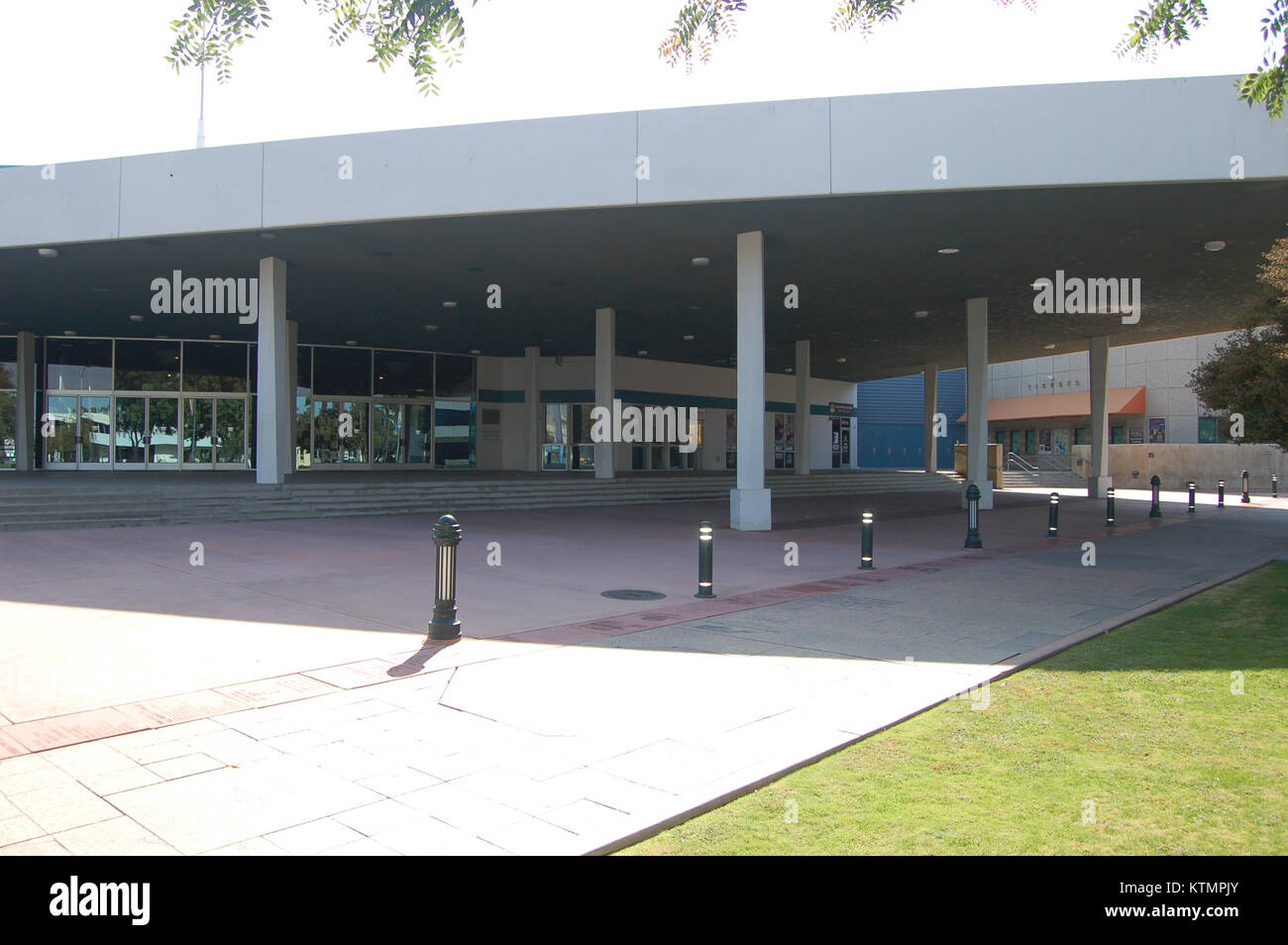 L'ingresso al Bakersfield Convention Center è una caratteristica architettonica che segna il punto d'ingresso a un importante centro convegni a Bakersfield, California. Foto Stock