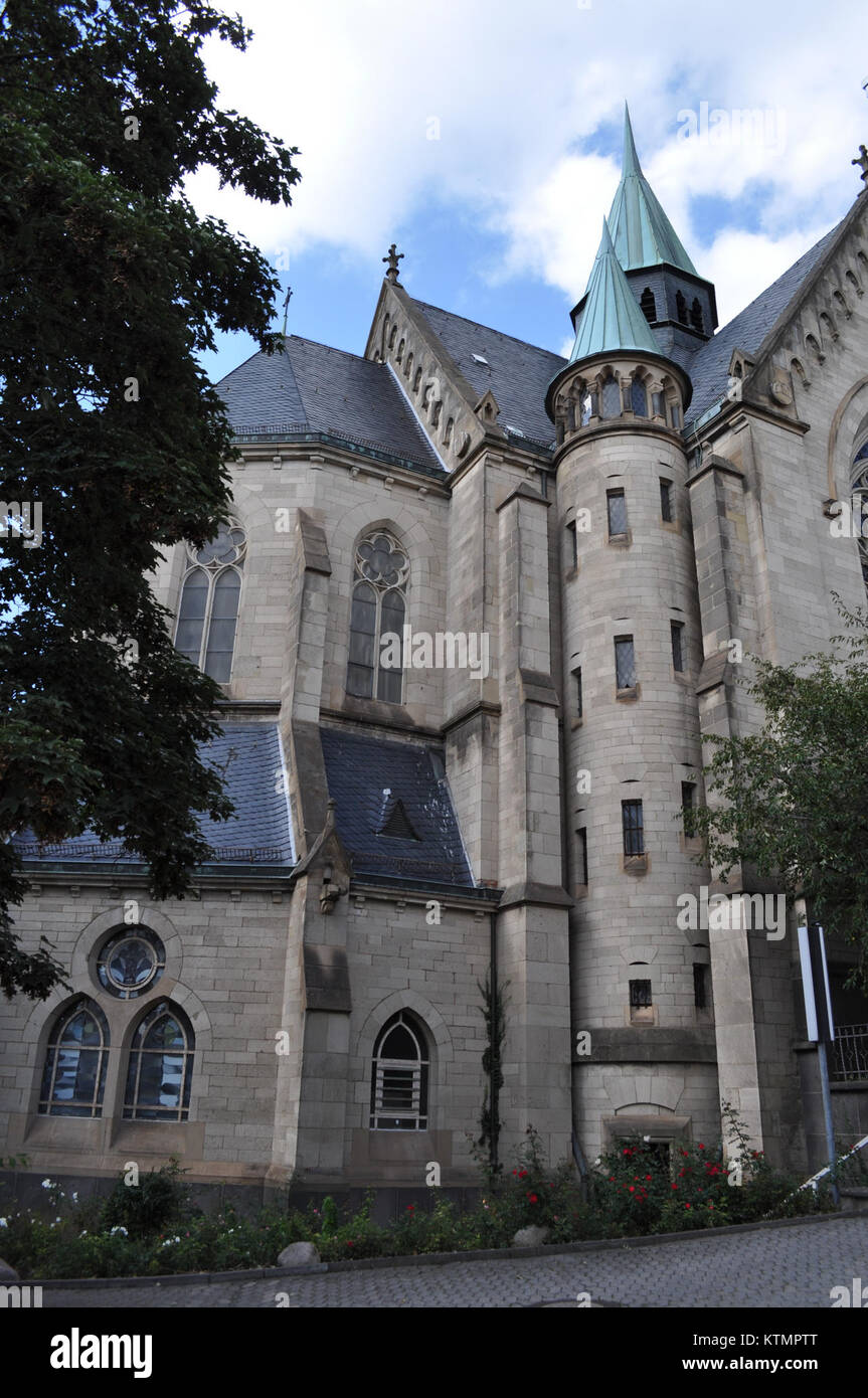 La vista laterale della chiesa di Santa Marien a Bad Homburg, Germania, mostra le sue caratteristiche architettoniche e il suo significato storico all'interno della comunità locale e delle pratiche religiose. Foto Stock