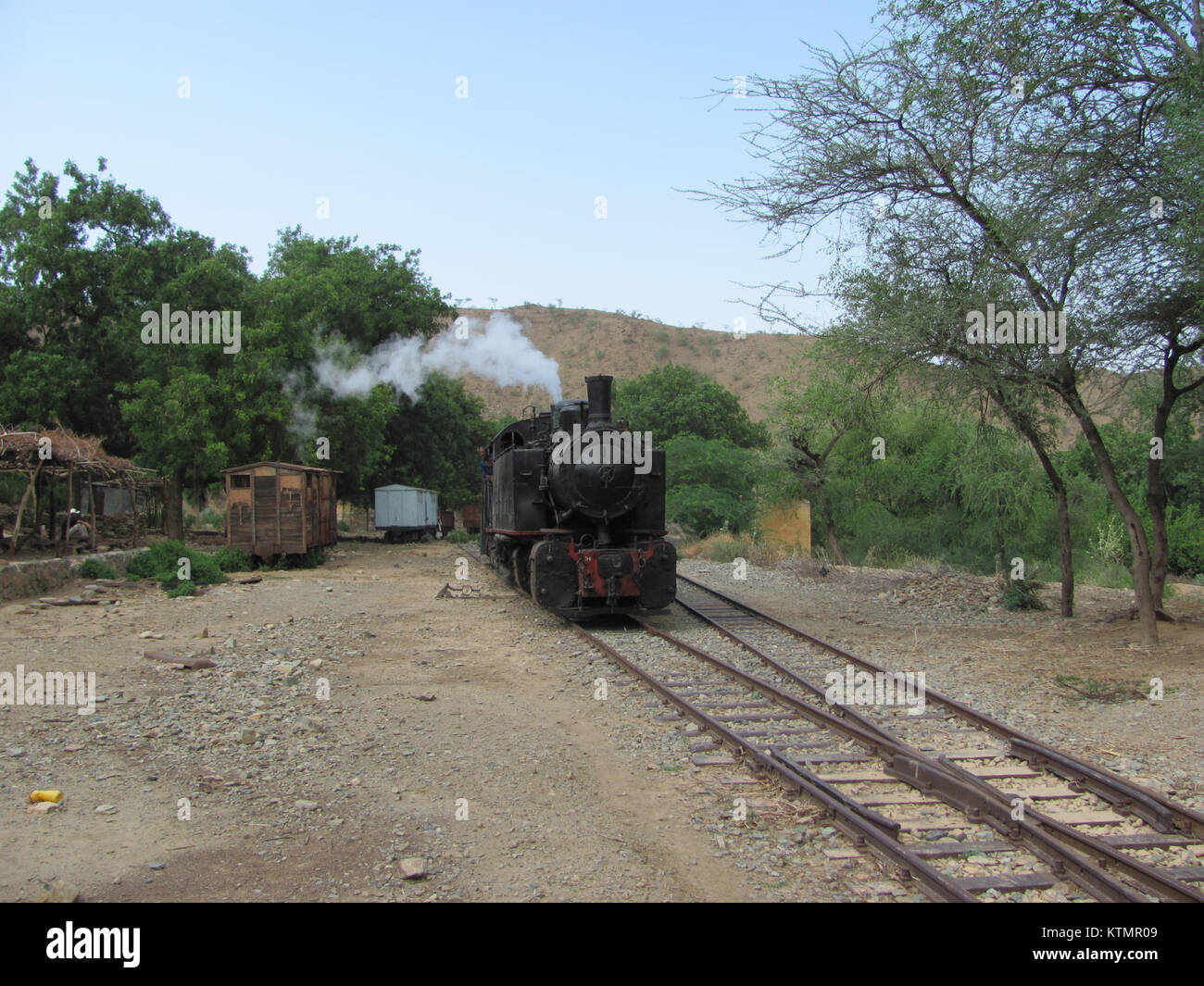 La stazione ferroviaria di Baresa è un importante nodo di trasporto, che facilita il trasporto e il trasporto merci nella regione. Funge da punto chiave per la connettività ferroviaria. Foto Stock