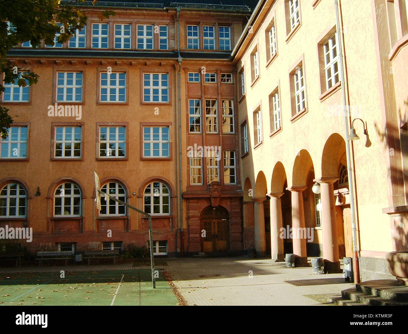 Fotografia della Beckmann School (p 024), situata a Berlino, Germania, che mostra il suo stile architettonico modernista e l'ambiente educativo, dando uno sguardo al design tedesco del dopoguerra. Foto Stock