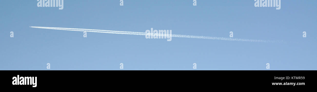 Una fotografia di un aereo (Avion) scattata il 23 ottobre 2011. L'immagine cattura l'aereo in volo, mostrandone il design e le caratteristiche. Foto Stock
