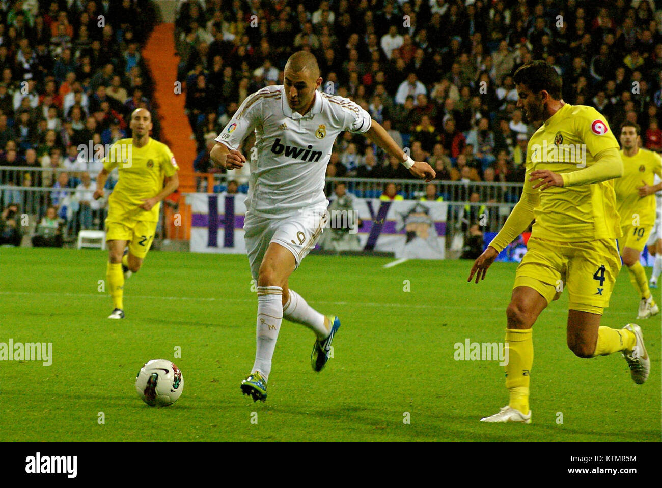 Karim Benzema, un importante giocatore di calcio, è visto giocare contro il Villarreal in una partita di calcio di alto profilo, mostrando le sue abilità sul campo. Foto Stock