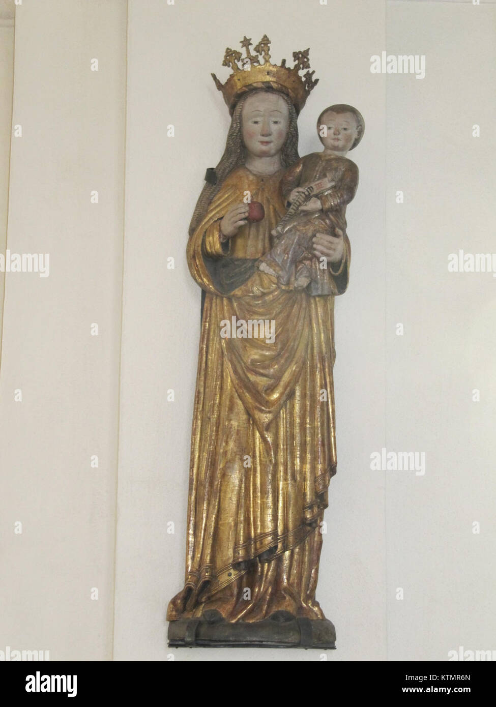 Vista interna della chiesa di Attmar, che mostra il suo design architettonico e le sue caratteristiche storiche. Foto Stock