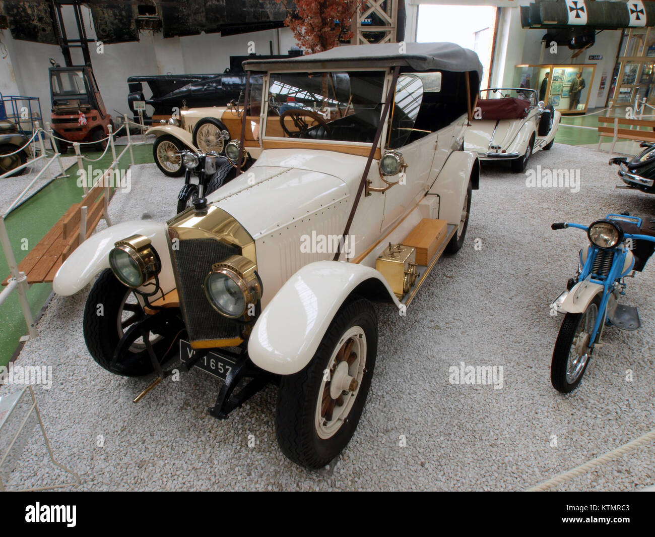 La Benz 14/30 CV 1915 è un'automobile d'epoca che riflette il design automobilistico dei primi anni del XX secolo. Questa vettura esemplifica lo sviluppo di veicoli di lusso nel primo settore automobilistico. Foto Stock